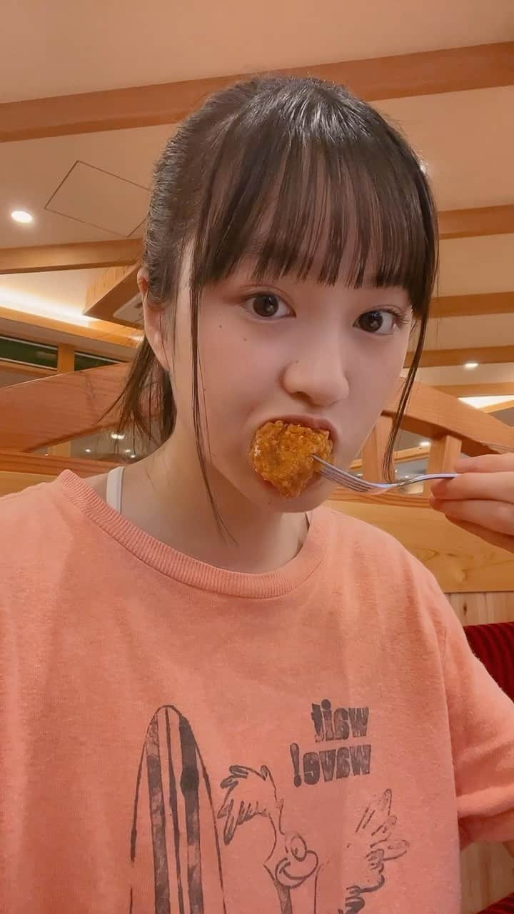 武上陽奈のインスタグラム：「コメチキ🍗❤️‍🔥  父のTシャツ借りました！✨️  #コメチキ#チキン#chicken#🐔#コメダ#コメダ珈琲#Japan#JapaneseGirl#16歳#16yearsold#スターダストプロモーション#スターダスト#JK#FJK#女子高生#武上陽奈」