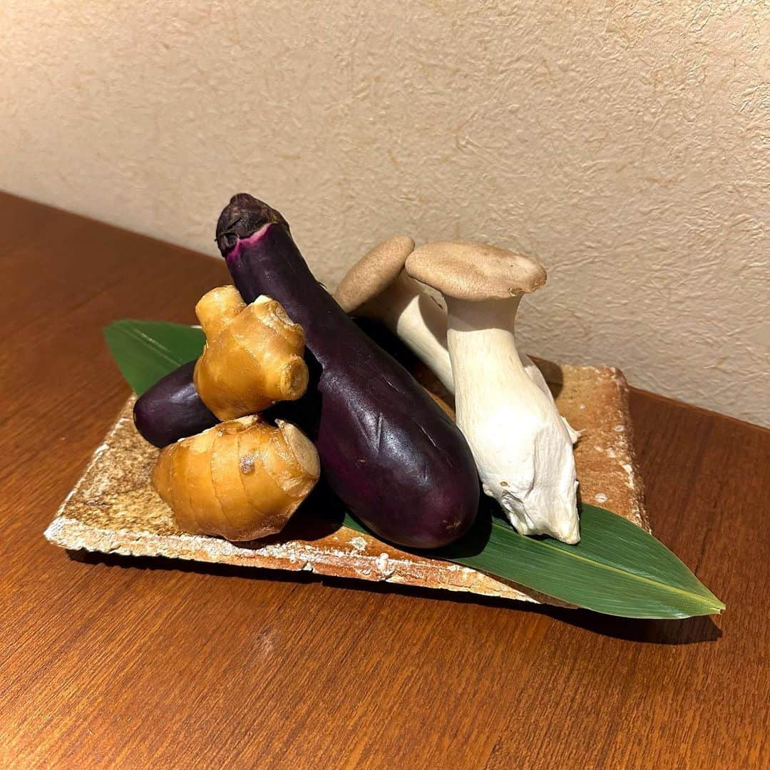 野菜巻き串ともつ鍋 おくおさんのインスタグラム写真 - (野菜巻き串ともつ鍋 おくおInstagram)「🍂秋のお料理🍂 【なすとなんちゃって松茸串】  秋といえばきのこ🍄part2‼️ 味も食感も秋が1番のエリンギを 薄くスライスしたナスで巻き 松茸餡をかけたこだわりの串🍆  他ではなかなか味わえない 博多ハイボールと一緒にいかがでしょうか？  他にもこだわりの創作串やお料理をご用意してお待ちしております😃 ご予約、お問合せもお気軽にどうぞ😊😊  #おくお #天満 #天満グルメ #野菜 #秋  ▽▽▽▽▽▽▽▽▽▽▽▽▽▽▽▽▽▽  天満で6年目を迎える、 博多名物野菜巻き串のお店です🥬🐷  旬のお野菜いっぱいチャージ🥰 🫛🧅🍠🥬🥕🥒🍅🥑🍆🌽🫑  ⏩ @okuo_tenma   📍大阪市北区天神橋5-4-9 🍇【おくお天満店】🍇  天神橋筋六丁目駅12番出口より徒歩1分🚶🚃  スマイル溢れるドデカ若大将と 賄いですくすく育ったスタッフで 元気にお待ちしております🤩💪  △△△△△△△△△△△△△△△△△△」9月26日 19時42分 - okuo_tenma