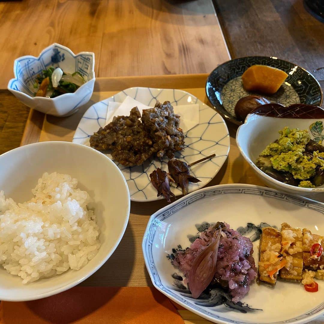 林千晶のインスタグラム：「津軽伝承料理を、あかつきの会に所属していて「風丸食堂」を運営している吉田涼香さんと傳法谷菜美保さん に作ってもらいました。  有名な発酵食「すしこ」もとっても美味しく仕上がっていて、伝承と言いながら、革新しているのだなと実感しました。 人と交流するのが楽しいので、東京にも呼んだらきてくれるとのこと。誰か一緒に呼びませんか？」