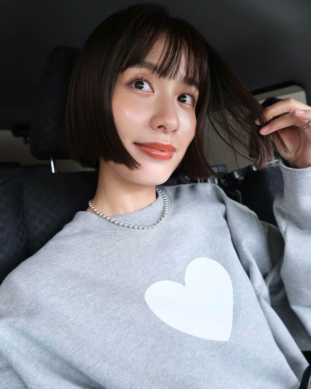 小西翼のインスタグラム：「. ぼやけてるほうがスキ🙋🩶  前髪は汗で中がウネウネさん。 母になり、年々癖毛になっていく。  やっぱり @teenkarbel にいくと 目力でます。しかもナチュラル丁寧綺麗。 ありがとうございます👀✨  まだまだ日中は暑いけど、そろそろ @ejin_official のheart sweatが 少しずつ着られる季節になってきた🩶🤍  #ejin#teenkarbel #マツエク #エジン」