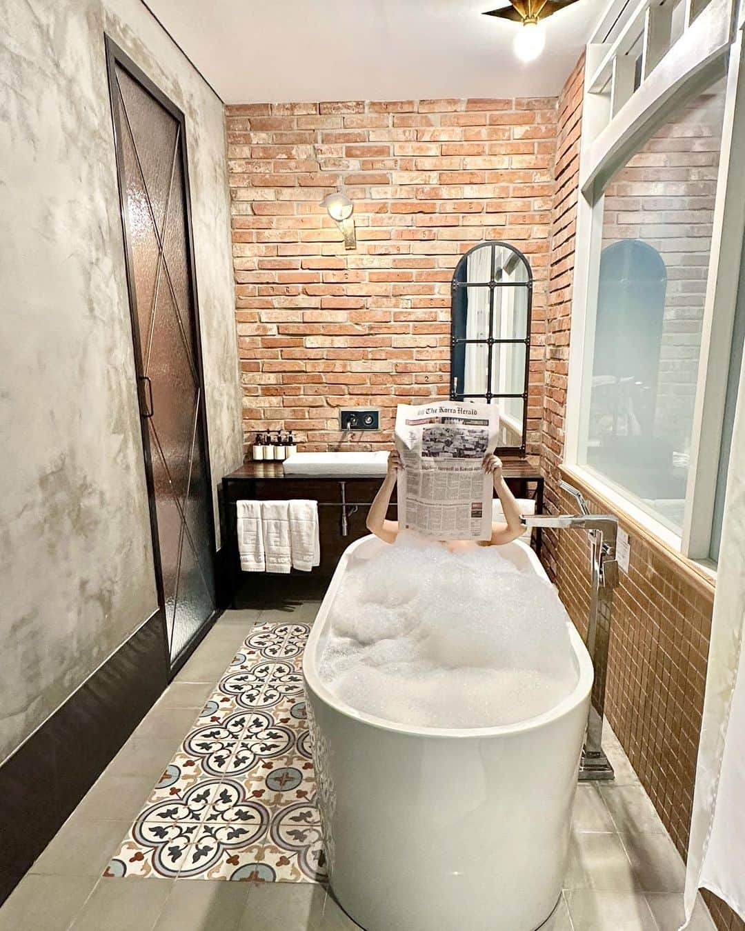 YuhKawasakiさんのインスタグラム写真 - (YuhKawasakiInstagram)「📍HOTEL LOFT 세련된 호텔🤍🛁🫧 ： ： ： ： ： ： ： #Hotelloft#ホテルロフト#韓国ホテル#堂山#堂山ホテル #ソウルホテル#渡韓#渡韓ホテル#トランカー#ホカンサー#韓国ホカンス#渡韓記録 #渡韓レポ #渡韓情報 #渡韓計画 #泡風呂#おしゃれな部屋 #コスパホテル #韓国旅行 #韓国1人旅 #韓国情報 #浴槽#入浴中 #全身浴#韓国オシャレ#デザイナーズホテル#海外ホテル#新聞紙 #格安旅行 #格安航空券」9月26日 19時51分 - yuhkawasaki