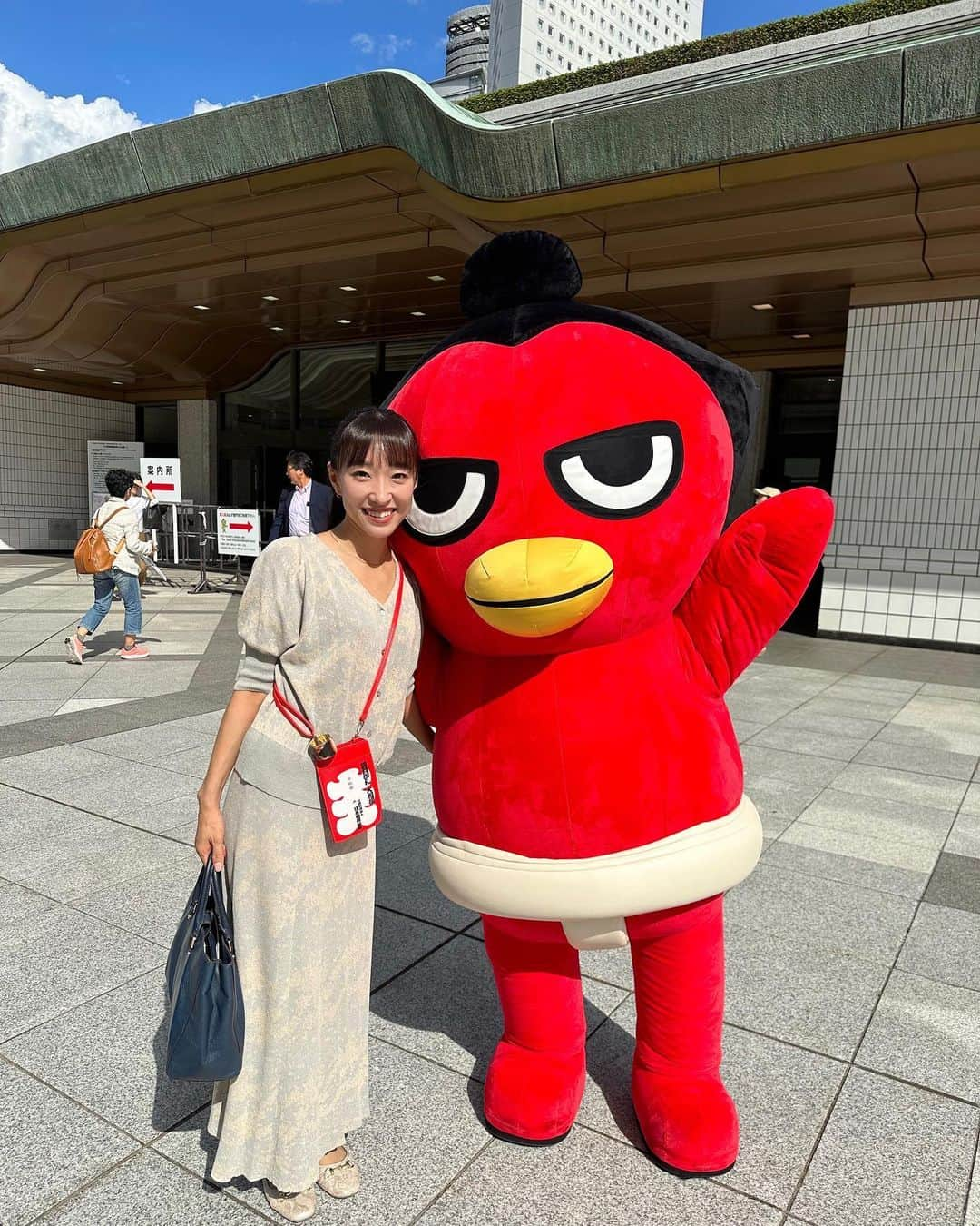 藤田舞美さんのインスタグラム写真 - (藤田舞美Instagram)「❁︎ この日会ってすっかりファンになったすももちゃん♥︎ 仕草がとにかく可愛くて、ずっと可愛い可愛い連呼してました😍💕 * 千秋楽は秋晴れで気持ち良かったなぁ〜🥰☀️ * #思い出投稿  * #すももちゃん #赤鷲 #ハッケヨイせきトリくん #大入袋 #大入袋スマホショルダー #大相撲 #大相撲九月場所 #大相撲秋場所 #大相撲観戦 #相撲好き #相撲女子 #両国 #両国国技館 #sumo #sumowrestler #japanphoto #instajapan」9月26日 19時51分 - maimifujita