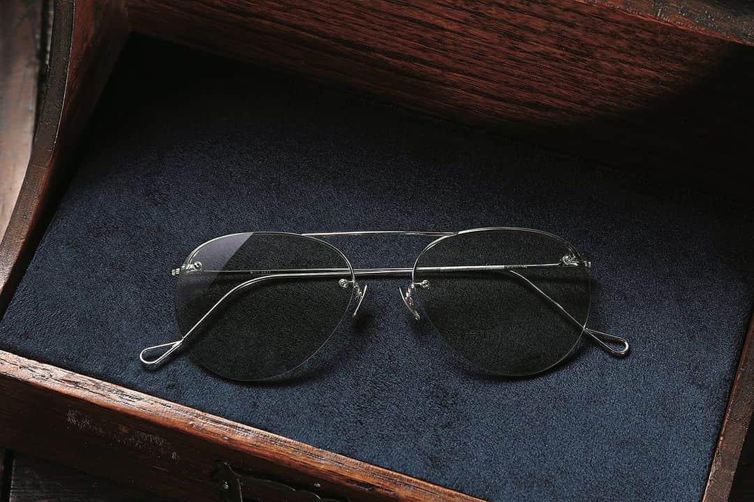 2nd編集部のインスタグラム：「「The history of Eyewear アメリカントラッドなアイウエアデザイン史」  メガネは数あるファッションアイテムのなかでも、昔からその姿形をほぼ変えないものとして認識されている。しかし、そんさ小さきアイウエアの世界にも立派なデザインの進化史があることを教えてくれるブランドがある。メガネのヴィンテージショップなどあるわけもない1980年年代から趣味でヴィンテージ収集を始めたジェイ・オーウェンズ氏によるブランド〈ザ・スペクタクル〉だ。 . . . #2nd #2ndmagazine #セカンド #eyewear」