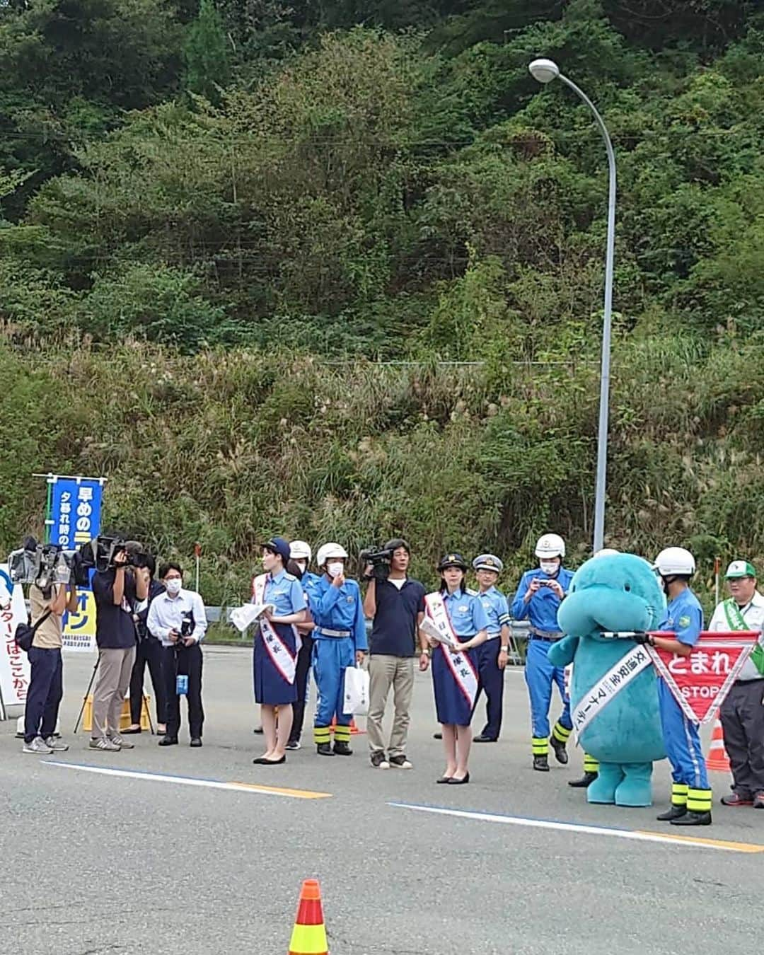 永原和可那さんのインスタグラム写真 - (永原和可那Instagram)「. 今日は一日高速隊長として 交通安全を呼びかけるイベントに 参加させていただきました👮🚓 初めて制服を着用させていただいて、 着ただけで背筋がピーンとしてました(笑) 自分の命、そして相手の命を守る為にも 交通ルールをしっかりと守り、 安心安全な運転を心がけましょう🚔 . #一日警察署長 #nexco東日本  #交通安全 #事故防止」9月26日 19時44分 - wkn0109