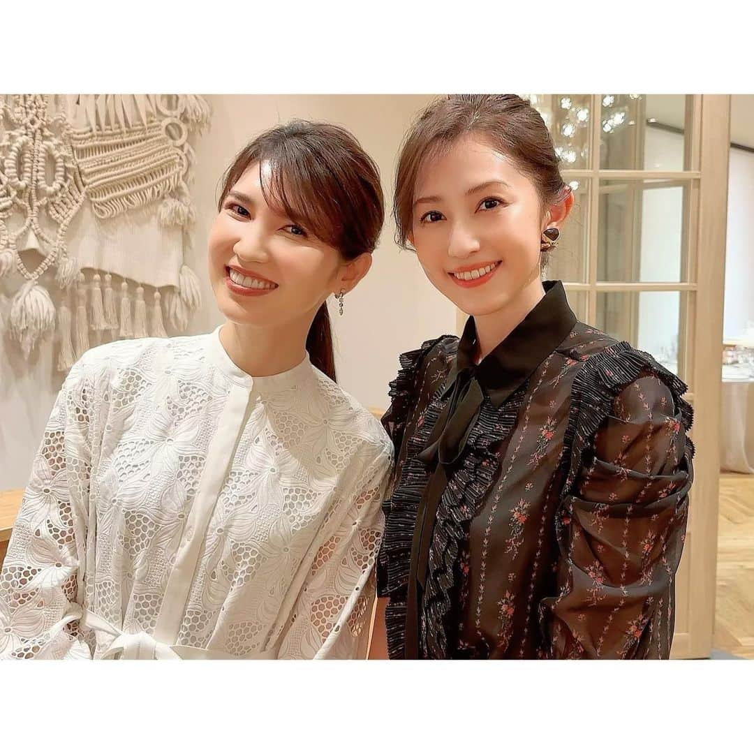 有村実樹のインスタグラム：「クオリティファーストから9月20日に発売されたダーマレーザースペクターのメディア向け発表会に友利先生(  @aratatomori )と登壇させていただきました。 ⁡ ⁡ 化粧水、美容液、クリーム、マスクとありますが、どれも本当に保湿力が高く、濃厚な使い心地が良い！ ⁡ だけどメイク前にもたっぷり使える肌馴染みのよさ。 ⁡ 美容成分の配合％も高くて素晴らしい内容なのに、低価格はキープしていて、これはすごい！！と感動の内容でした。 ⁡ ⁡ 私のおすすめは、毛穴用の美容液ダーマレーザースペクターウルセラCMAXと、ダーマレーザースペクターVCMAX マスク(シートマスク) ⁡ それぞれの良さはまたの機会にじっくりお話ししたいと思います。 ⁡ ⁡ ⁡ 今日は出演者としての参加でしたが、開発者の方や友利先生から成分についての細かいお話を沢山聞くことができて、美容好きな一個人としてもとっても学びが多く楽しい時間が過ごせました☺️ ⁡ ⁡ ⁡ ⁡ ⁡ ⁡ ⁡ #スキンケア #美容 #美容好きな人と繋がりたい #メイク #コスメ #コスメ好きさんと繋がりたい #美容研究家 #有村実樹 #イベント」