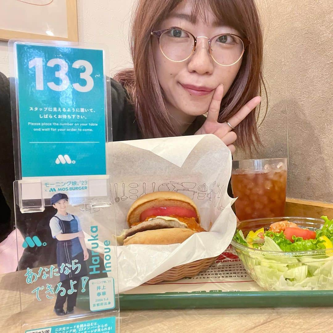 ぱいぱいでか美のインスタグラム：「朝にモス🍔 . また行ってきた！ 今回は一人で行ったよん〜 はるさんが出てきてくれました💚 はるさんのAR映像初々しくて可愛すぎた😭 期間中まだまだ朝モスしモス。 . #朝にモス #朝モス #モスバーガー #でか美ちゃん」