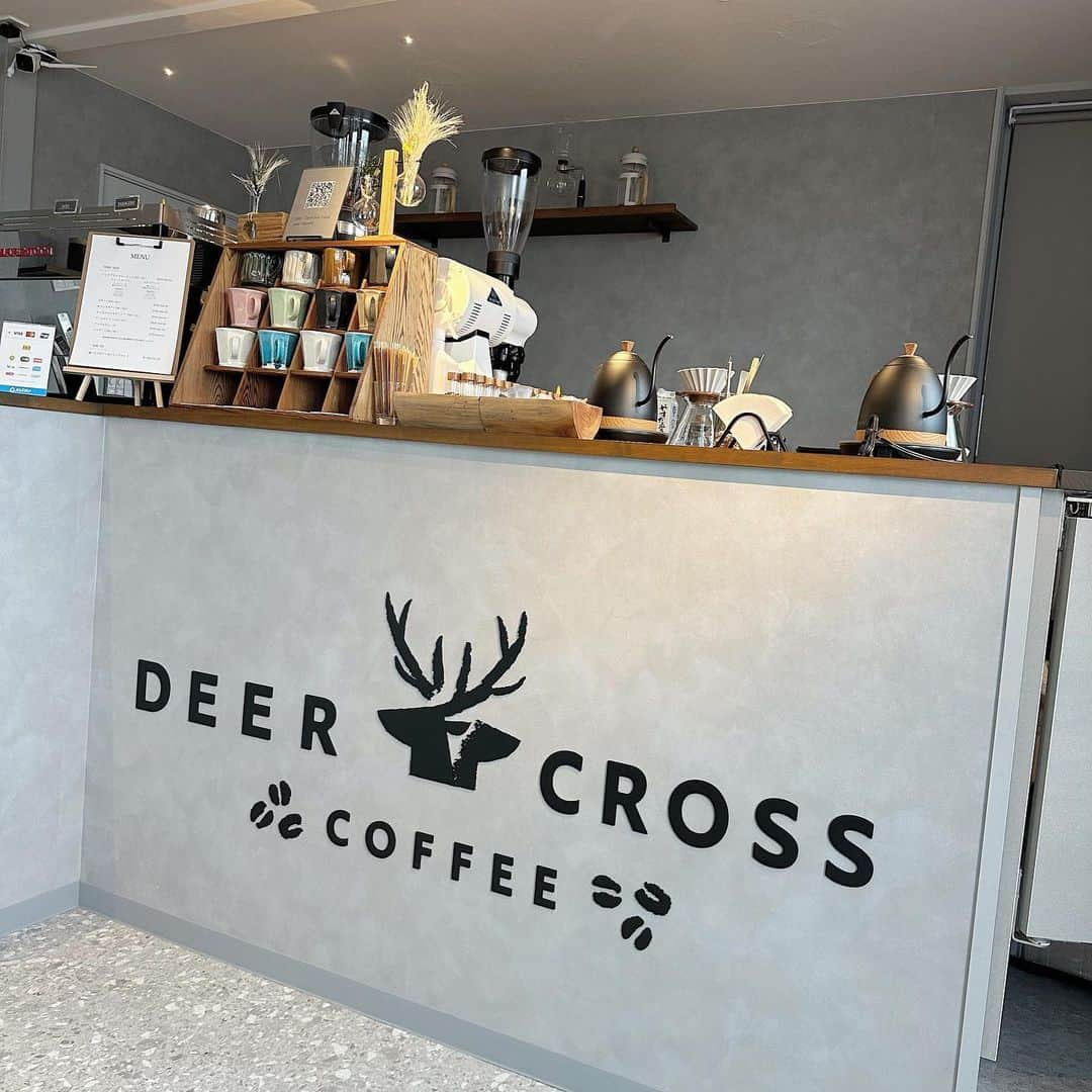 藤崎未夢のインスタグラム：「♡  📍DEER CROSS COFFEE  9月24日にオープンしたばかりのお店☕️  お隣のお店でコーヒーを自家焙煎していて 本格的なコーヒーを楽しめるみたいです！  ダブルチーズケーキは さっぱりとしたレアチーズとねっとり濃厚なチーズケーキが 一度に楽しめてとってもおいしかったよ🤤 盛り付けもかわいい！！  これから季節限定メニューなども作っていくそうなので またお伺いしたいな☺️ . .  #新潟 #新潟カフェ #deercrosscoffee #新潟スイーツ部 #未夢ちゃんとデート」