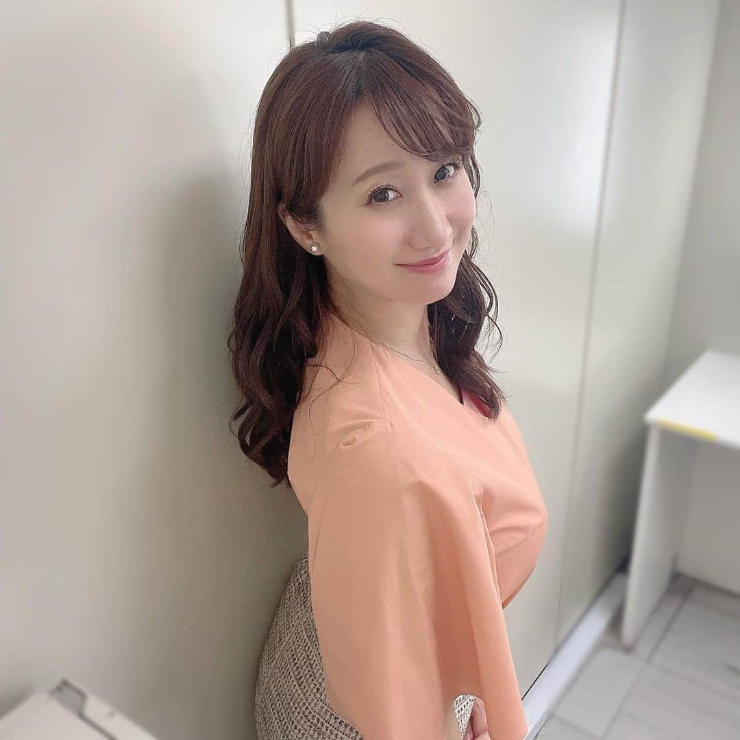 のインスタグラム：「『Nらじ』ありがとうございました😌  8月は夕焼け空を眺めながらの放送だったのが、今はもうスタジオの外が真っ暗。  気温や天気図だけでなく、日の短さからも季節が移り変わっているのを感じます。  9月も残りわずかですね✨  #気象予報士 #気象キャスター #weatherforecaster #기상캐스터　#氣象主播 #bs4k #週刊4Kふるさとだより #nらじ #マイあさ #smile #微笑 #미소　#senyum #मुस्कान」