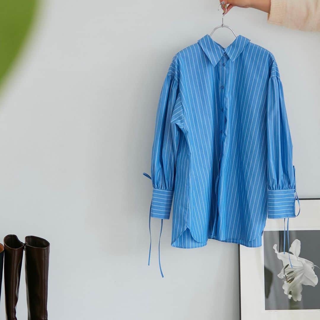 ViSさんのインスタグラム写真 - (ViSInstagram)「【recommend shirt】  秋に大活躍のシャツ。  冬はニットと重ねても着れるから 今から持っておきたいアイテム。  デザインも機能面も優れた VISのオススメシャツをご紹介。  #BVH53020 【洗える】 袖リボンオーバーシャツ ¥5,489 (税込) ※店舗販売中  #BVH53110 【洗える・シワが取れやすい】美easyフレアシャツ ¥6,589 (税込) ※店舗9月29日入荷予定  @jadorejunonline をチェック💫  #vis#vis_jp  #fashion#ootd#ファッション #今日のコーデ #秋冬#秋コーデ#シャツ#シャツコーデ#ルーズシルエット#ビッグシャツ#大人可愛い#キレイめ#キレイめカジュアル#カジュアル#韓国っぽコーデ #カラーシャツ」9月26日 19時48分 - vis_jp