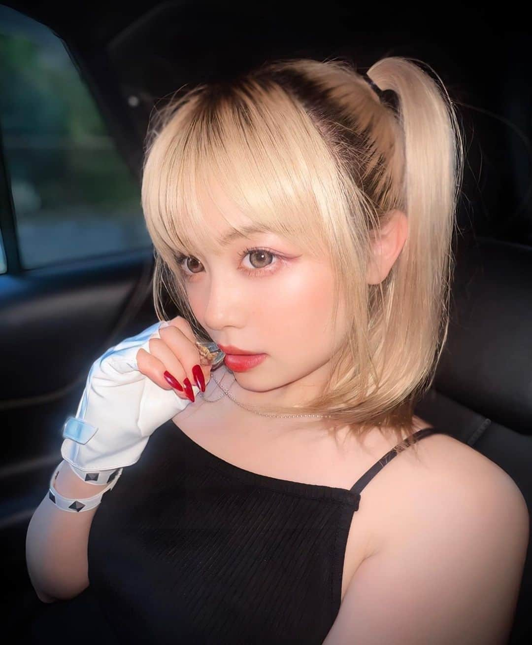 加藤愛梨のインスタグラム：「ままリクエストのハイトーンツインスタイル🎸💔⛓🖤 家にあった可愛いネックレスが主役たん🎂🖤   #chromehearts」