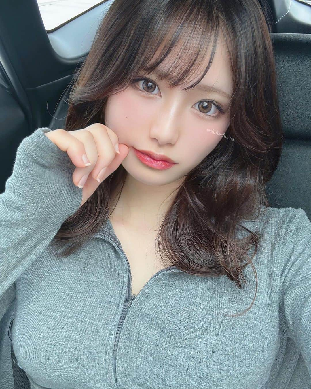 しほっちのインスタグラム：「髪の毛20cmくらい切ったの♡ ずーっとロングだったから新鮮♡似合う？ . . . . . . . #自撮り #自撮り女子  #美容院帰り #サロンモデル  #韓国ヘア #くびれヘア #くびれボブ  #韓国ヘアスタイル」