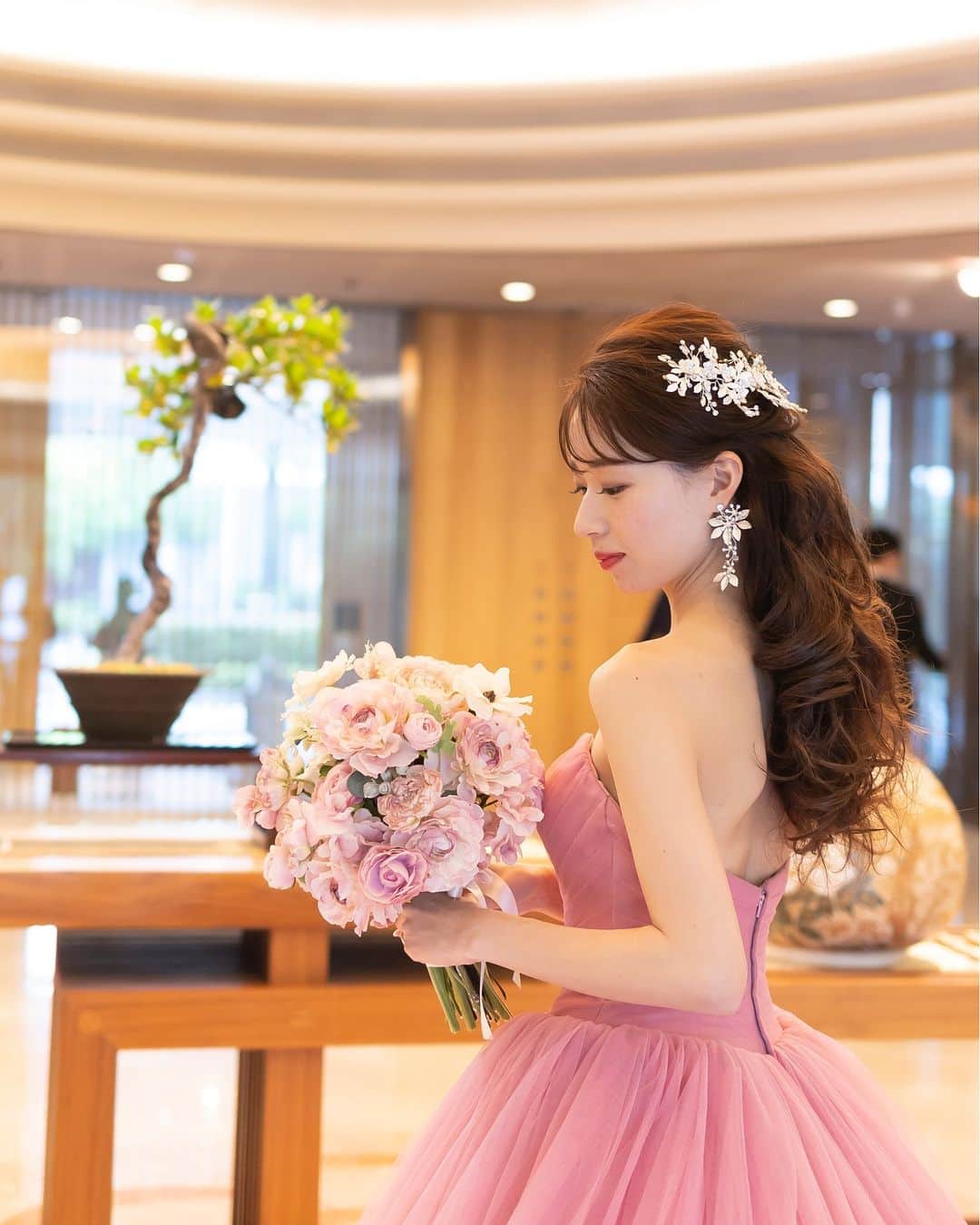 ホテル椿山荘東京ウエディングさんのインスタグラム写真 - (ホテル椿山荘東京ウエディングInstagram)「❤  カラードレスとブーケを ピンク色でコーディネート💛 ……………………………………… アップにしていた髪を下ろし、 ふんわりとしたピンクのカラードレスで、 ウエディングドレス姿とはまた違った印象に♪  ピンク色のお花を基調としたブーケも とてもかわいらしいですね✨  Dress @takamibridal_costume  TOKYO RESORT WEDDING 東京には、ひとを祝福する森がある。  ----------------------------------------------- @hotelchinzansotokyo_wedding のアカウントを タグづけ＆ #椿山荘花嫁 にてご投稿いただいた方より ステキなお写真✨をご紹介させていただきます。 皆さまのご投稿をお待ちしております ------------------------------------------------  #ホテル椿山荘東京ウエディング #ホテル椿山荘東京 #椿山荘結婚式 #東京リゾート #東京リゾートウエディング #tokyoresortwedding #東京花嫁 #関東花嫁 #花嫁ショット  #ウェディングレポ  #ホテルウエディング #結婚式準備  #結婚式場探し #式場見学  #卒花嫁 #2023花嫁 #大人花嫁  #カラードレス #色直し #カラードレス試着 #カラードレス選び #ピンクドレス  #ブーケ #ウェディングブーケ #ウエディングブーケ #ブライダルブーケ  #プリンセスライン #タカミブライダル   #花嫁ヘア」9月26日 20時00分 - hotelchinzansotokyo_wedding