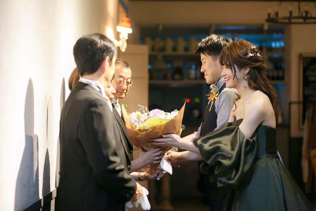 BARN&FOREST148のインスタグラム：「@barn_and_forest148 #100年後も語り継がれる結婚式  ・ ・ Bouquet presentation…*  ブライダルフェアのご予約やお問合せは InstagramのDMでも承っております*  #花束贈呈 #結び #披露宴演出 #バーンアンドフォレスト148 #式場探し #barnandforest148 #卒花嫁 #プレ花嫁 #結婚式演出 #barnwedding #バーンアンドフォレスト #barn花嫁 #披露宴 #結婚式 #プレ花 #花嫁の手紙 #weddingceremony #rusticwedding #卒花 #新婦の手紙 #148花嫁 #流山おおたかの森 #結婚式場探し #結婚式準備 #ウェディングセレモニー #ナチュラルウェディング #結婚式場 #ミモザ」