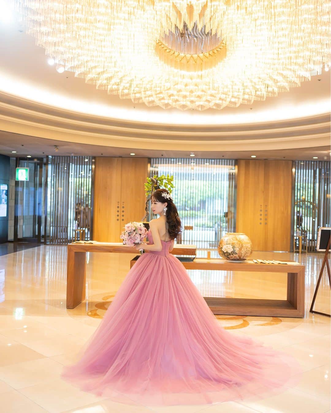 ホテル椿山荘東京ウエディングのインスタグラム：「❤  カラードレスとブーケを ピンク色でコーディネート💛 ……………………………………… アップにしていた髪を下ろし、 ふんわりとしたピンクのカラードレスで、 ウエディングドレス姿とはまた違った印象に♪  ピンク色のお花を基調としたブーケも とてもかわいらしいですね✨  Dress @takamibridal_costume  TOKYO RESORT WEDDING 東京には、ひとを祝福する森がある。  ----------------------------------------------- @hotelchinzansotokyo_wedding のアカウントを タグづけ＆ #椿山荘花嫁 にてご投稿いただいた方より ステキなお写真✨をご紹介させていただきます。 皆さまのご投稿をお待ちしております ------------------------------------------------  #ホテル椿山荘東京ウエディング #ホテル椿山荘東京 #椿山荘結婚式 #東京リゾート #東京リゾートウエディング #tokyoresortwedding #東京花嫁 #関東花嫁 #花嫁ショット  #ウェディングレポ  #ホテルウエディング #結婚式準備  #結婚式場探し #式場見学  #卒花嫁 #2023花嫁 #大人花嫁  #カラードレス #色直し #カラードレス試着 #カラードレス選び #ピンクドレス  #ブーケ #ウェディングブーケ #ウエディングブーケ #ブライダルブーケ  #プリンセスライン #タカミブライダル   #花嫁ヘア」