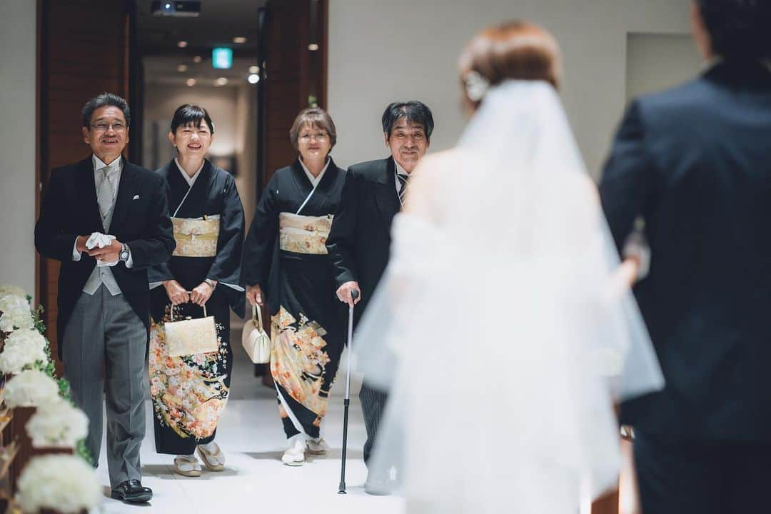 KOTOWA京都八坂のインスタグラム：「【ペアレントタイム】  親御様とのファーストミート 結婚式という特別な日に、 家族とも大切な時間をお過ごしいただけます🍃  --------------------------  ◆フェアのご予約・各種お問い合わせは こちらから👉🏻@kotowakyotoyasaka  #KOTOWA京都八坂 #祇園 #京都結婚式場  #花嫁#プレ花嫁#卒花 #京都観光  #結婚式#結婚式場#披露宴#チャペル #京都結婚式#京都花嫁#東山#和婚  #挙式 #挙式ヘア #挙式レポ  #ブライダルフェア#ウエディング #カラードレス #披露宴 #披露宴演出 #披露 #ウェディングドレス #バージンロード#ファーストミート」