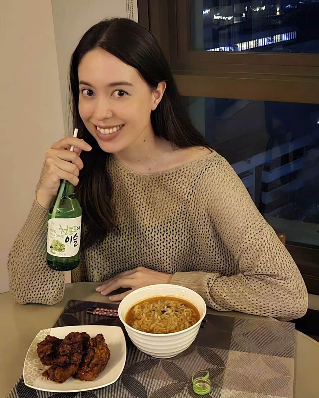 のインスタグラム：「K-drama time with quality soju💚  Jinro has variety of flavours such as Green Grape, Grapefruit, Plum, Strawberry and Peach!  This is how they drink soju in the  #worklaterdrinknow !  Drink responsibly😉  #HiteJinroPH #jinroph #sp #partipostph」
