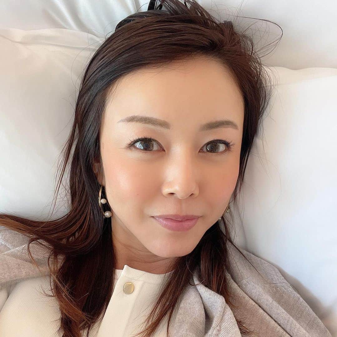 宮崎宣子さんのインスタグラム写真 - (宮崎宣子Instagram)「まだかなり動けた時に行った韓国🇰🇷  今思えば、この時のお腹も大きく見えるけど、洋服のデザインもあるかもですが…今の方がもっともっと大きい😂  少し歩いてはカフェで休憩したり、 ホテルでゆっくりしたりの夫婦でまったりした旅でした。  今日は、病院の健診がありまして、 院長先生からお話があり、 何と前回のお腹の張りは冷えからではなく、前駆陣痛とのこと。  前駆陣痛とは、本格的な陣痛の前段階に起こる不規則なお腹の張りと痛みのことで、  いわゆる臨月と言われる時期、妊娠36週〜40週前後に起こることが多いそう…  本来の陣痛ではないので、すぐにということはなさそうですが、  お腹の張りが強いので予定していた日にちより前に陣痛がくる可能があり、 その場合は緊急帝王切開になるので、 赤ちゃんの安全を考えても2週間ほど早めたいと言われました。  え😳！  あのー心の準備が… これは仮予定でしょうか？ それとも…？  本決まりです😊 赤ちゃんもう十分大きいから大丈夫🙆‍♀️と言われました。  なので、予定日が近かった妊婦仲間の皆様、私、先に出産となりそうです😳  すぐ！というわけではないですが、 思っていたよりかなり早まりました…  後1ヶ月弱あると思っていただけに、 急ピッチで出産準備に入ります。  臨月で何となくお腹の張りが強い方は、 我慢せずに病院に行って下さいね！ 私も朝から一日中張っていたにも関わらず、まだ大丈夫！と思って、夜中に冷や汗出るほどぱんぱんになってしまったので💦 ただ、夜の方が張りやすいみたいです。  前駆陣痛も人によって症状は色々と違うみたいですので、無理なさらずに🙏  因みに私の場合は、 お腹は張るけど、痛みは全くないタイプでした。  #前駆陣痛  #出産予定日 #早まりました #まだ一度も #顔を見せてくれない #いつもファイティングポーズ  #ガードされてる #36weeks  #36weekspregnant  #もうすぐ #生産期  #臨月 #妊婦生活もあと少し」9月26日 19時53分 - miyazaki_nobuko