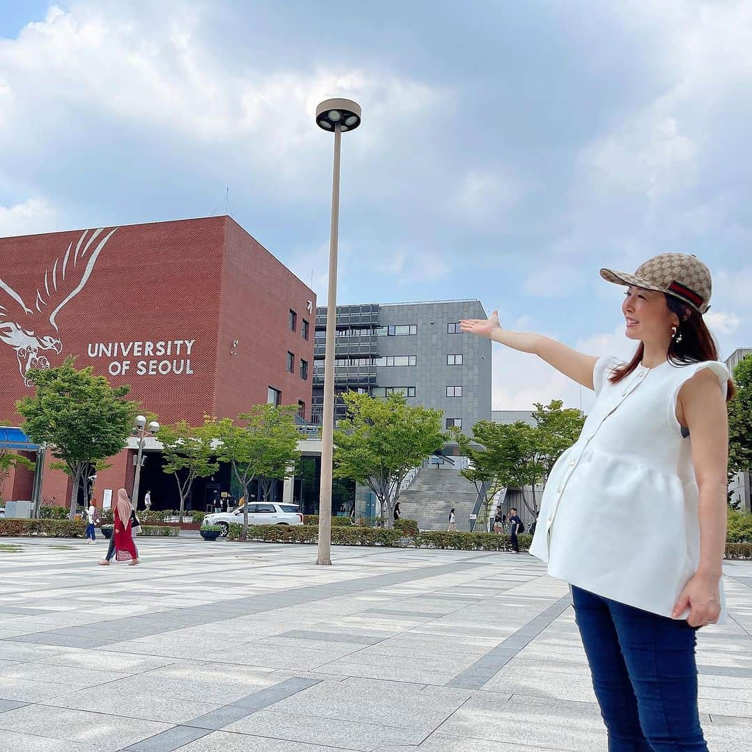 宮崎宣子のインスタグラム：「まだかなり動けた時に行った韓国🇰🇷  今思えば、この時のお腹も大きく見えるけど、洋服のデザインもあるかもですが…今の方がもっともっと大きい😂  少し歩いてはカフェで休憩したり、 ホテルでゆっくりしたりの夫婦でまったりした旅でした。  今日は、病院の健診がありまして、 院長先生からお話があり、 何と前回のお腹の張りは冷えからではなく、前駆陣痛とのこと。  前駆陣痛とは、本格的な陣痛の前段階に起こる不規則なお腹の張りと痛みのことで、  いわゆる臨月と言われる時期、妊娠36週〜40週前後に起こることが多いそう…  本来の陣痛ではないので、すぐにということはなさそうですが、  お腹の張りが強いので予定していた日にちより前に陣痛がくる可能があり、 その場合は緊急帝王切開になるので、 赤ちゃんの安全を考えても2週間ほど早めたいと言われました。  え😳！  あのー心の準備が… これは仮予定でしょうか？ それとも…？  本決まりです😊 赤ちゃんもう十分大きいから大丈夫🙆‍♀️と言われました。  なので、予定日が近かった妊婦仲間の皆様、私、先に出産となりそうです😳  すぐ！というわけではないですが、 思っていたよりかなり早まりました…  後1ヶ月弱あると思っていただけに、 急ピッチで出産準備に入ります。  臨月で何となくお腹の張りが強い方は、 我慢せずに病院に行って下さいね！ 私も朝から一日中張っていたにも関わらず、まだ大丈夫！と思って、夜中に冷や汗出るほどぱんぱんになってしまったので💦 ただ、夜の方が張りやすいみたいです。  前駆陣痛も人によって症状は色々と違うみたいですので、無理なさらずに🙏  因みに私の場合は、 お腹は張るけど、痛みは全くないタイプでした。  #前駆陣痛  #出産予定日 #早まりました #まだ一度も #顔を見せてくれない #いつもファイティングポーズ  #ガードされてる #36weeks  #36weekspregnant  #もうすぐ #生産期  #臨月 #妊婦生活もあと少し」