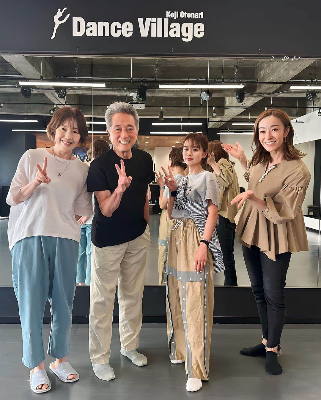 fumikaさんのインスタグラム写真 - (fumikaInstagram)「⁡ 先日の福岡Day! ⁡ 🌼1枚目はKBCラジオの収録にて♪ ⁡ 🌼2、3枚目のKoji Otonari Dance Village (元は乙成孝ニダンスヴィレッジ) わたしが6歳ごろから高校生まで 通ってたスタジオ ここにミュージカルクラスがあって 歌、ダンス、タップ、お芝居を習ってた。 乙成先生はわたしの恩師。 「あなたたち世代はみんなよく競ってたわね〜」 と懐かしいお話を聞かせてくれたり こんな小娘の悩みに耳を貸してくれたり。 今でもあの頃はレッスンが待ち遠しくて 楽しかった思い出しかない🕺✨ ⁡ ⁡ 🌼4、5枚目はベイフェスにて。 yonawoの荒谷さん、 フェスのプロデューサー深町さんは 同じ高校の卒業生🎓 まさかここに西陵生が3人もおるなんて！ と記念撮影📸 荒谷さん今っぽさもありながら どことなく渋い歌声に痺れた ⁡ 🌼6枚目はLAGHEADS✖︎HIMI めちゃかっこよくて魅入るライブ👀🔥 ⁡ 🌼7、8枚目はacaneちゃん♡ とにかく可愛いくてパワフルで面白い 歩くパワースポットみたいな子💞 たくさん笑ったよ🤣 可愛い楽くんの動画にも めちゃ癒された〜👶🏻  ⁡ 他にもタイミング良く会えた 大好きな人たちもいて 時間を余すことなく！ 最高な福岡旅だったな🫶💓 ⁡」9月26日 19時54分 - fumikasingasong