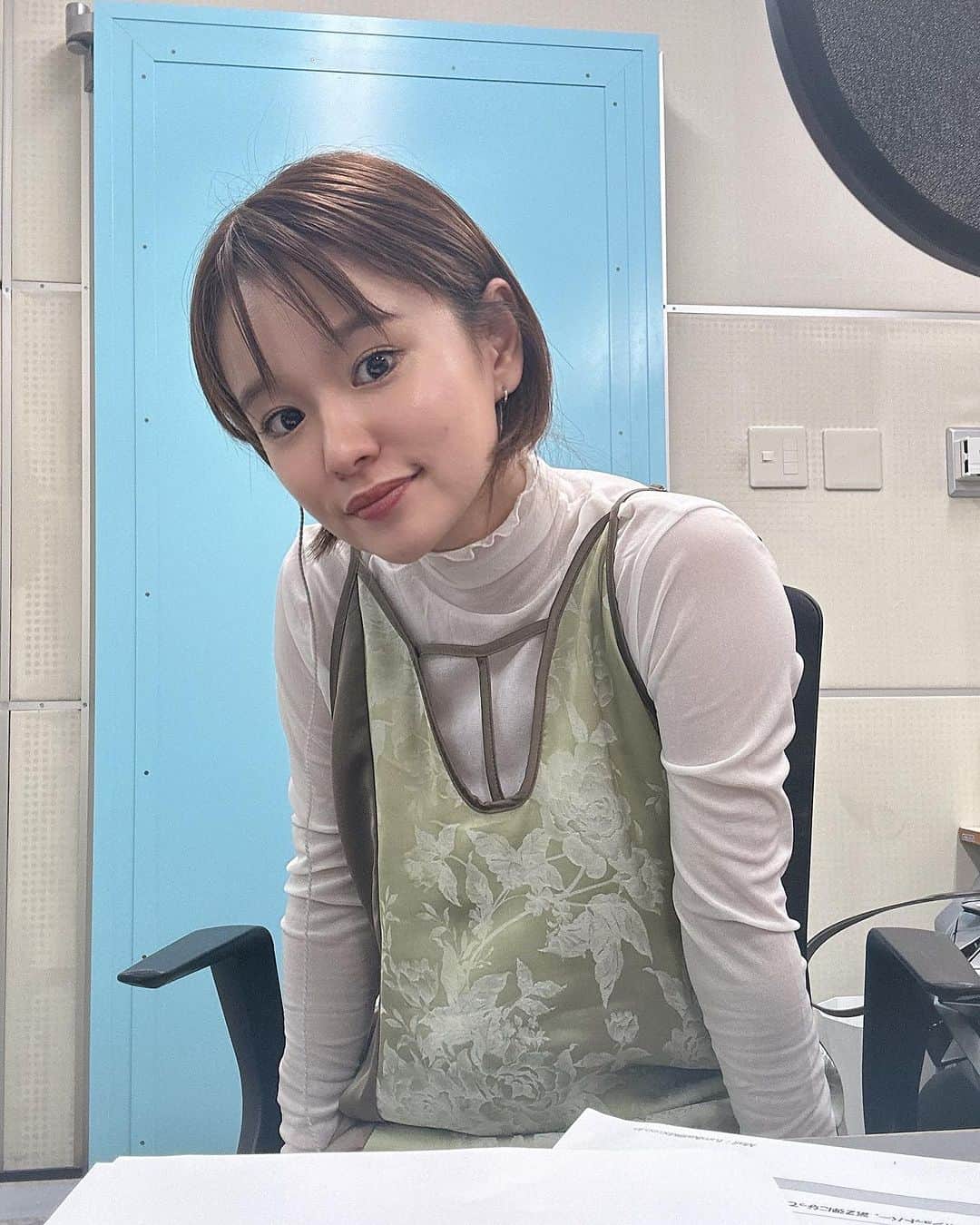 fumikaさんのインスタグラム写真 - (fumikaInstagram)「⁡ 先日の福岡Day! ⁡ 🌼1枚目はKBCラジオの収録にて♪ ⁡ 🌼2、3枚目のKoji Otonari Dance Village (元は乙成孝ニダンスヴィレッジ) わたしが6歳ごろから高校生まで 通ってたスタジオ ここにミュージカルクラスがあって 歌、ダンス、タップ、お芝居を習ってた。 乙成先生はわたしの恩師。 「あなたたち世代はみんなよく競ってたわね〜」 と懐かしいお話を聞かせてくれたり こんな小娘の悩みに耳を貸してくれたり。 今でもあの頃はレッスンが待ち遠しくて 楽しかった思い出しかない🕺✨ ⁡ ⁡ 🌼4、5枚目はベイフェスにて。 yonawoの荒谷さん、 フェスのプロデューサー深町さんは 同じ高校の卒業生🎓 まさかここに西陵生が3人もおるなんて！ と記念撮影📸 荒谷さん今っぽさもありながら どことなく渋い歌声に痺れた ⁡ 🌼6枚目はLAGHEADS✖︎HIMI めちゃかっこよくて魅入るライブ👀🔥 ⁡ 🌼7、8枚目はacaneちゃん♡ とにかく可愛いくてパワフルで面白い 歩くパワースポットみたいな子💞 たくさん笑ったよ🤣 可愛い楽くんの動画にも めちゃ癒された〜👶🏻  ⁡ 他にもタイミング良く会えた 大好きな人たちもいて 時間を余すことなく！ 最高な福岡旅だったな🫶💓 ⁡」9月26日 19時54分 - fumikasingasong