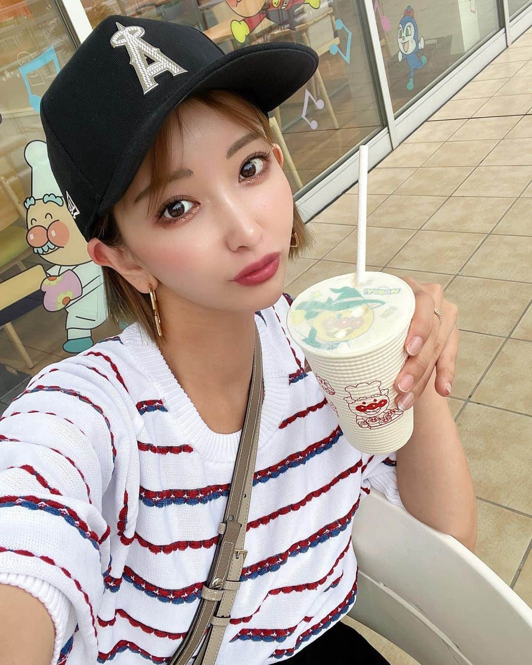 SHIORIのインスタグラム：「娘が貴重な平日休みだったから アンパンマンミュージアム 行ってきた🥹🫶🏻💘💘 3歳だけど意思はっきりしてるから 女同士のお出かけって感じではあった。👭笑  そしてNEW鞄は誕生日に届いた @bonaventura.official の新作🥹👜 コラボで作らせてもらってる iPhoneケースとぴったりの色で可愛い😭💘💘 …ビッグサプライズでした🥲❤️ 見かけによらず容量たっぷりで、 ボナベンチュラの製品は全部 撥水加工までされてるから大好き🥹❤️❤️  ちなみにあとで ストーリーにも載せるけど、 コラボのiPhoneケースは 10/3 12:00〜再販します🥹‼️💘 前回の受注機種に加えて iPhone 15シリーズ全て📱✨ ＆12mini / 13mini / SEを 追加できることになりました🥹❤️❤️❤️ (miniとSEはカード収納がないので 価格も通常より1,000円ほど 安くできたよ😭🥹🥹🙏💘) ここに先に載せとく🥹㊙️❤️  #🧸🤎」
