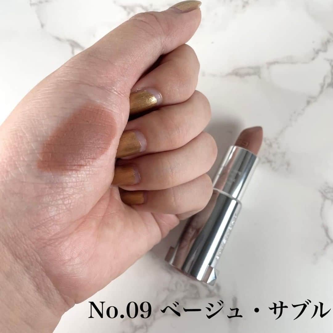 ISETAN MiRRORさんのインスタグラム写真 - (ISETAN MiRRORInstagram)「【オトナ女子リップ新作レビュー】  こんにちは！  イセタン ミラー ビューティ スタイリストの猪俣(イエローベース/混合肌/二重)です。  今回は2023年9月に発売された GIVENCHYの新作リップカラーをご紹介します。  GIVENCHYルージュ・ジバンシイ・ベルベット 5,500円（税込）  パウダリーマット仕上がるリップスティック。のせると大人っぽい印象に早変わり！  リップはとてもなめらか、そしてすべりの良いテクスチャーでとろけるような心地良さも◎ 高いピグメントの効果でしっかりと発色し、乾燥せず長時間持続します。  No.09 ベージュ・サブル 素のリップカラーをナチュラルに綺麗に魅せてくれるカラー。 リップを控えめにされたい方にオススメ♪  No.15 ヌード・アンブレ　 馴染みやすいピンク寄りの赤みカラー。 指でポンポン乗せ、ふんわりと血色感をつけるのもオススメ♪  No.50 ブラン・アカジュー リップが主役になるようなレッドカラー。 口元にポイントを置き、印象付けたい方にオススメ♪  ✼••┈┈••✼••┈┈••✼••  この続きは「スタッフレビュー」のハイライトから三越伊勢丹オンラインストアmeecoのWEBページに飛んでいただくとご覧いただけます📝✨  @isetanmirror  #イセタンミラースタッフレビュー #isetanmirror #イセタンミラー #イセタンミラー推しコスメ #ジバンシイ #givenchy  #givenchybeauty」9月26日 19時55分 - isetanmirror