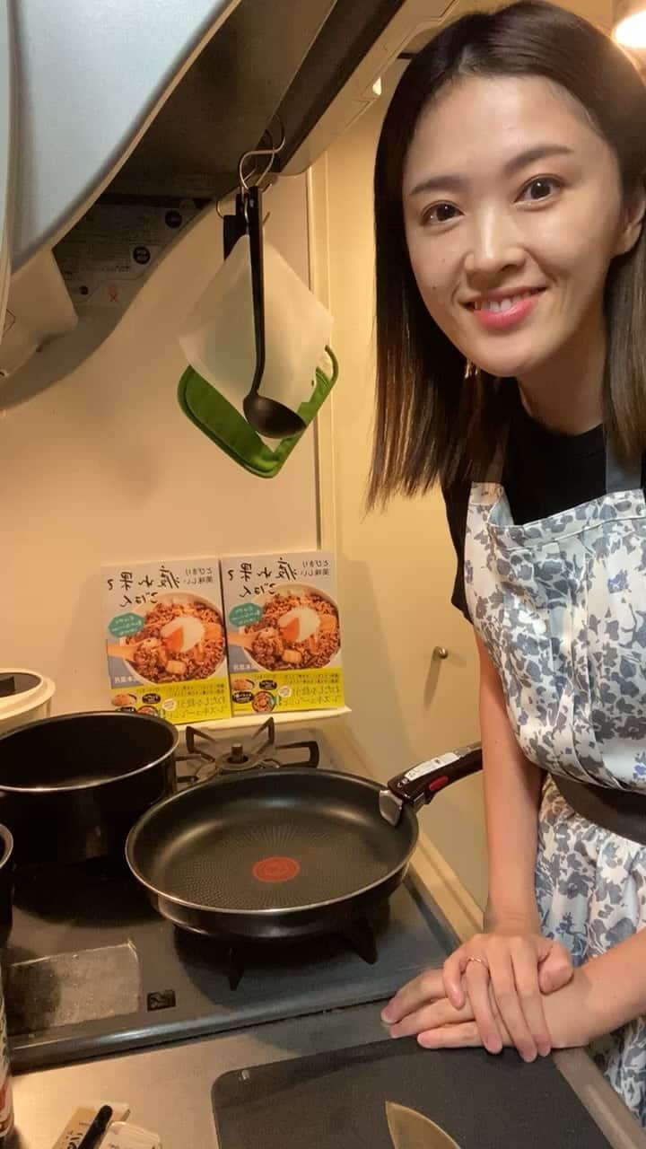 山本菜月のインスタグラム：「30分でキム玉そぼろ丼、豆腐とえのきの和風とろみスープ、豆苗とロースハムの塩昆布サラダの3品作りました！ 喋りながら作って30分だから、黙ってたら20分で作れます🤣笑  ライブ内で紹介した調理グッズはストーリーに載せておきます📝  明日、書籍「もはや動けないって時はこれつくろ！とびきり美味しい疲れ果てごはん」が書店に並びます！！！！！もし良かったらお手に取ってみてください😭💕  Amazon、もしくは楽天レビューを書いてくださった方には、未公開レシピをプレゼントします(複数の中からお好きなものお選びいただけます🤫)  スクリーンショットをＤＭしてください♡  わーーー！！！遂に明日だーー！！！！感想、メンション待ってるねーーー！！！！😆」