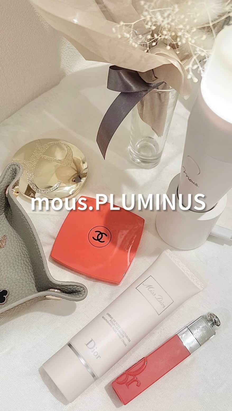 ryokoのインスタグラム：「🌿 バーニーズニューヨーク全店で取り扱いされている 【美顔器×インテリア】PLUMINUS（プルミナス） を3週間使ってみました♡  業界初‼︎ウォーターinシリコンヘッド超音波で 洗顔&スキンケアできて リフトUP・トーンUP・キメUP効果が見込めるよ♪  まず化粧水を軽くつけて導入後の肌に感動♡ ほんとマシュマロみたいに柔らかくなって 時間が経ってもモチモチだしキメが整う！  3週間でだいぶ毛穴が目立たなくなってきた気がするよー 化粧水の導入ケアは少量でもすごく潤うから 節約にもなっておすすめ👌 (量たくさん使ってるのにイマイチ潤わないってことありがち😅)  あとメイクの上からでも お風呂でも使えるところがすごい🛀✨  週末はゆっくりお風呂に入れるから プルミナスで洗顔した後 続けてリフトケアもしながら半身浴してるよ🫧  インテリアとしてもおしゃれ✨ ドレッサーの間接照明として置いても良い感じ🪞  5000円offになるクーポンコード発行いただいたので ぜひ気になる方は使ってね♪  === === === === === ▫️クーポン：ry123 ▫️有効期間：9/25~10/3 ▫️製　　品：プルミナス ※クーポンコードは公式サイトのみ有効 === === === === ===  ギフトとしてもおすすめだよー♡  　 #美顔器 #毛穴 #リフトアップ #美肌 #トーンアップ #mous #プルミナス #PLUMINUS #おこもり美容 #インテリア #pr」