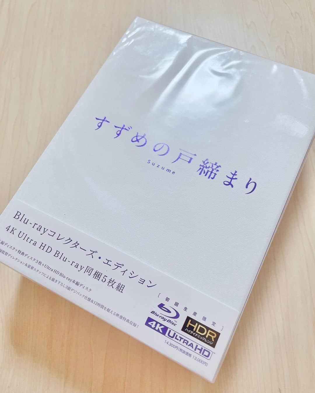 田﨑あさひさんのインスタグラム写真 - (田﨑あさひInstagram)「⁡ ついに届きました！！！！！ はぅ〜私の手元にあの作品がある🥹 購入者特典も嬉しい😭 ⁡ ⁡ ⁡ ⁡ ⁡  #すずめの戸締まり #新海誠監督 #RADWIMPS #2023年9月25日 #2023年9月26日 #bittersweet #ビタスイ #田﨑あさひ  #新海誠  #铃芽之旅 #SUZUME #鈴芽之旅 #suzumenotojimari #anime #스즈메의문단속 #MakotoShinkai #Suzume」9月26日 19時56分 - asahitasaki