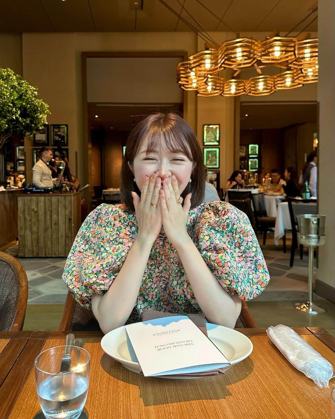 のインスタグラム：「. 💐✨  たくさん食べてたくさん笑った休日ランチ🍽️💕  休日限定でメイン以外好きなだけ食べれるコースなので食いしん坊にはもってこい😋  リップはお気に入りの2つを組み合わせ💄🩷」