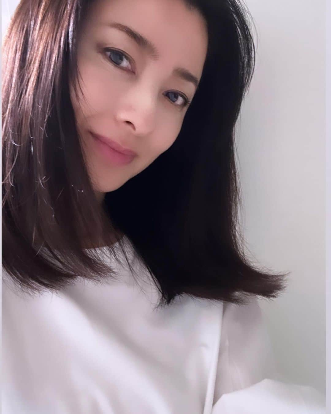 春香さんのインスタグラム写真 - (春香Instagram)「今日もお疲れ様でした^_^  秋に入り、数センチほどヘアカットして気分転換をしました。 見た目にはあまり変わらないのですが、ほんのり軽やかに🤍  前髪は流れるように、サイドに馴染むようにとお願いして、なんとなくの量感で作ってアレンジできるようにしてもらいましたが、やっぱりあげてしまう事が多いかな😉  ちょうど昨年の今頃は、コロナ罹患の後遺症で抜け毛が続き、産後よりも酷くて、今後どうなってしまうのだろか？と不安になりましたが、食生活とサプリのおかげで一年がかりて回復したという経緯もあり、当時の状況を知るヘアメイクさん方には本当に良かったねと言って頂いてます😊  朝夕は涼しくなってきましたね。 どうか体調を崩されませんように。  #haruka#春香#ファッションモデル#モデル#model#fashionmodel#hair#美容#40代モデル#40代 #ヘアスタイル#ヘアスタイルチェンジ #ヘアスタイルミディアム #ヘアケア#ヘアカット#ヘアカット」9月26日 19時57分 - haruka__official