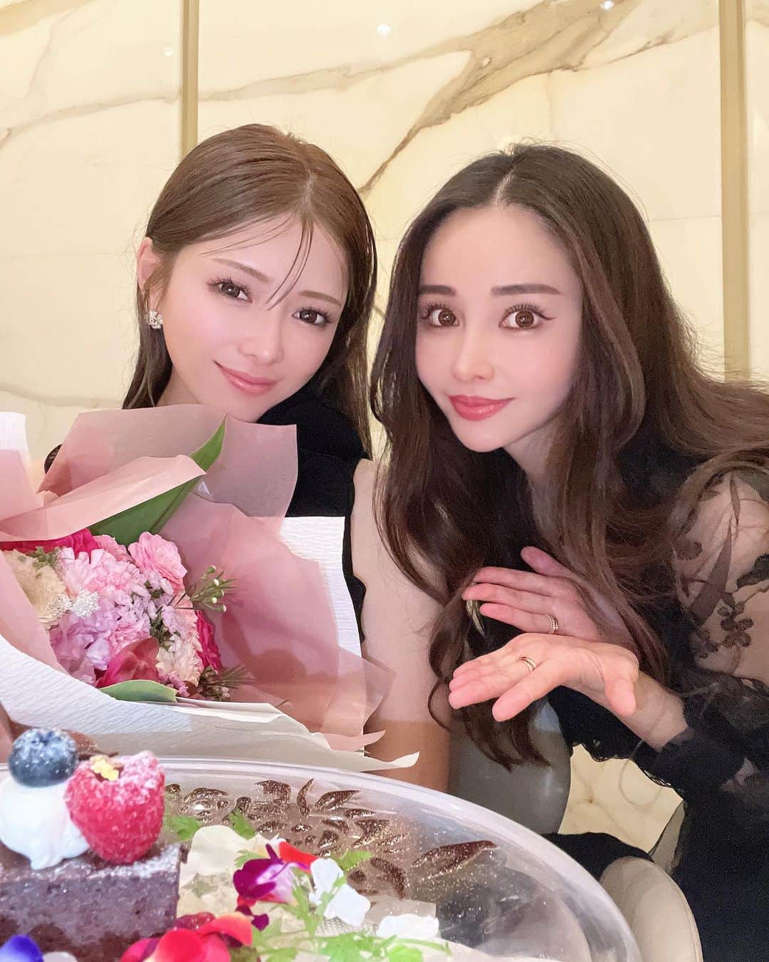 のインスタグラム：「🎂🎂🎂  大好きでかわいい ゆうみちゃんのBDお祝い🥂  お姫様のようなゆうみちゃんを イメージした花束💐  今年もお祝いできて幸せ♡  いつもありがとう🤍💐 LOVE🤍🤍🤍  #お誕生日会 #銀座フレンチ」