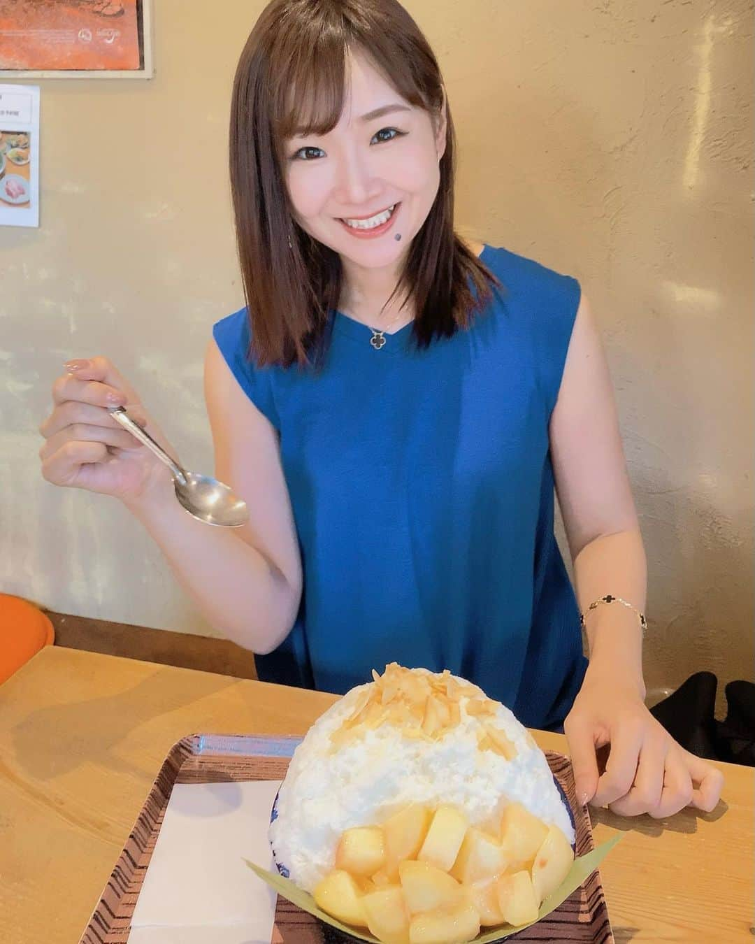 前川由希子さんのインスタグラム写真 - (前川由希子Instagram)「感動的に美味しかった🍧  タイ料理屋さんのかき氷⁈ と思ったけど、絶品で🥹  迷いながら選んだのは、 🍧生もも・杏仁 🍧マンゴー・パンダンリーフ  生もも×杏仁×ココナッツって、 こんなに美味しいの⁈と驚愕。 パンダンリーフはハーブらしいけど、 ちょっと緑がかったカスタードがまろやか〜。 まるでケーキのようなかき氷で、 かなりの大きさだけど、あっという間に完食。  かき氷の概念変わった！ 遠いけど、また行きたいっっ！  @rahotsu  #ラホツ  #rahotsu  #rahotsuのかき氷  #かき氷 #カキ氷  #タイのかき氷  #奈良グルメ  #奈良かき氷  #出張グルメ」9月26日 20時08分 - maekawa.yukiko