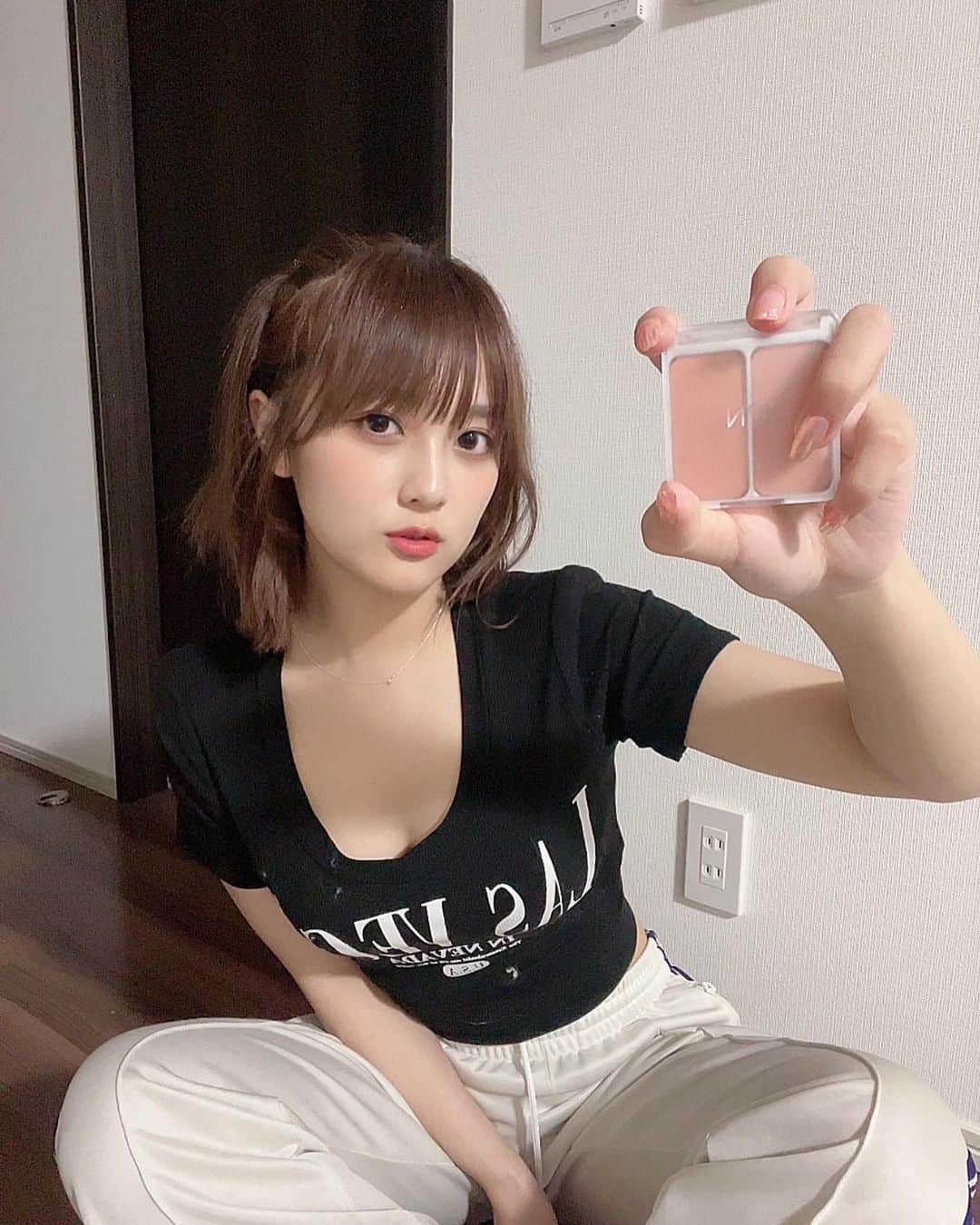 あみち。さんのインスタグラム写真 - (あみち。Instagram)「今日のチークは2aNのデュアルチークのムードインチーク🍊 この絶妙な色味で発色いいの天才すぎるーーー👶🏼🫶🏻  #2aN #トゥーエーエヌ  #デュアルチーク #白湯チーク #水彩画チーク @2an_official_jp」9月26日 20時00分 - ami_._._suzuki