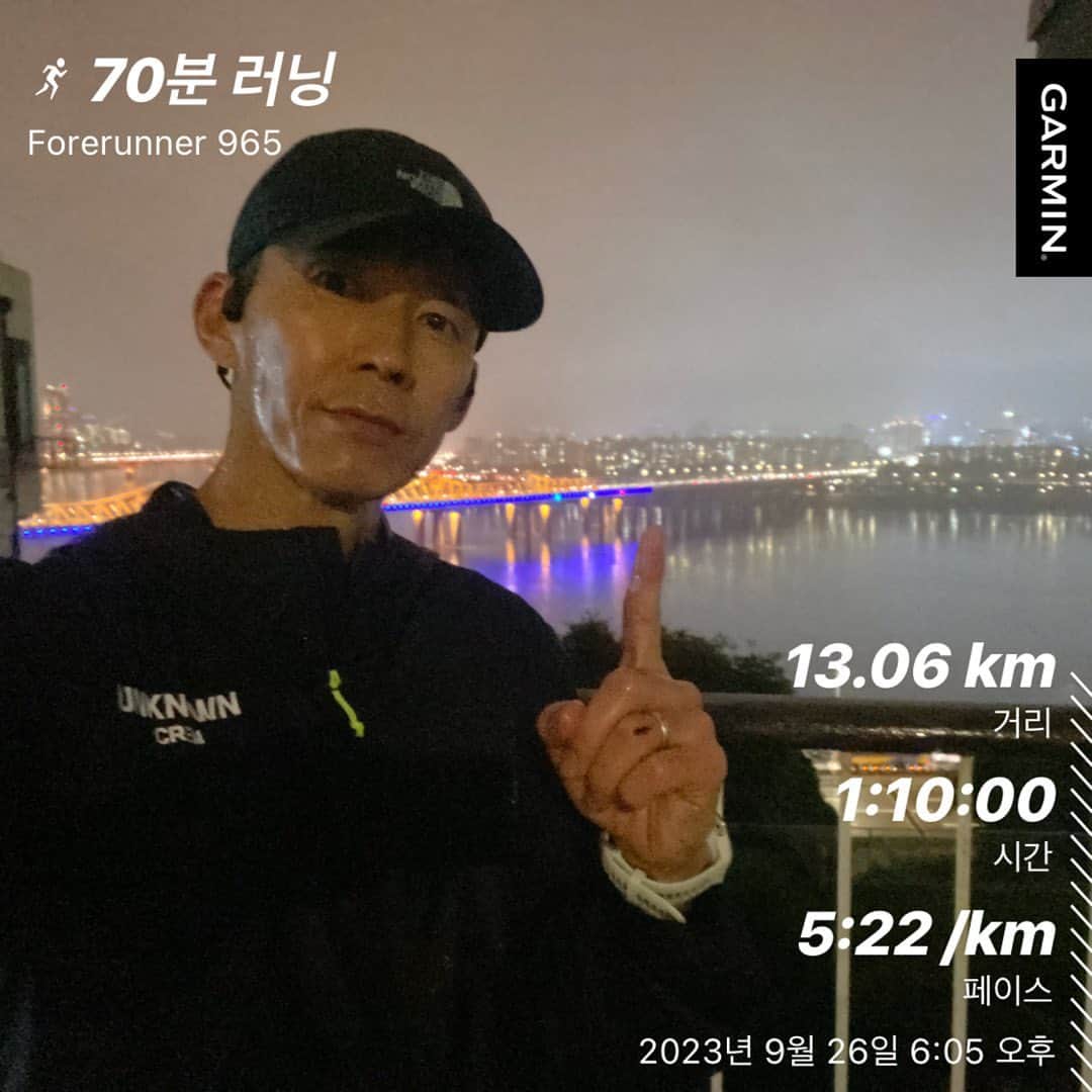 のインスタグラム：「🏃‍♂️ 70분 우중런 비도 오고 날씨도 시원해서 뛰는데 몸이 너무 가볍고 기분이 좋다 이렇게 잘 준비해서 가을의 전설을 써보자  @thenorthface_kr 에서 UNKNOWN CREW 위해서 보내준 바람막이를 입고  우리는 선한 마음을 가지고 건강한 삶을 위해 런한다 #UNKNOWNCREW #언노운크루」