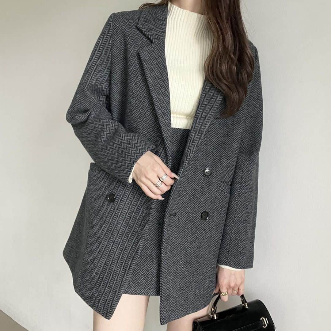 のインスタグラム：「【　setup item 】  オシャレセットアップが バージョンアップして登場です！  #Winterテーラードジャケット  ¥9,350（税込）  ウィンターシーズンにマッチする上品なヘリンボーン柄の テーラードジャケットがバージョンアップして登場！  フロントのダブルボタンがアクセントになっています。 お尻まですっぽり隠れる長めの丈感に程よくゆったりとしたサイズ感が 羽織るだけでこなれた雰囲気に◎  #winterミニスカート ¥5,500（税込）  ウィンターシーズンにマッチする上品なヘリンボーン柄のミニスカート。  前年よりも着丈が短くなり、今年らしくヘルシーさをプラス◎ フロントのラップデザインがアクセントになっています。 裏地はパンツ仕様になっているので、ミニ丈でも安心して 着用していただけます！  #Heather #ヘザー　#セットアップ　#セットアップコーデ ローファー　#ローファーコーデ #ニーハイソックス　#ニット　#ジャケット #ジャケットコーデ #ジャケットスタイル #ブーツ　#ミドルブーツ　#ロングブーツ　#ハンドバッグ　#ボストンバッグ」
