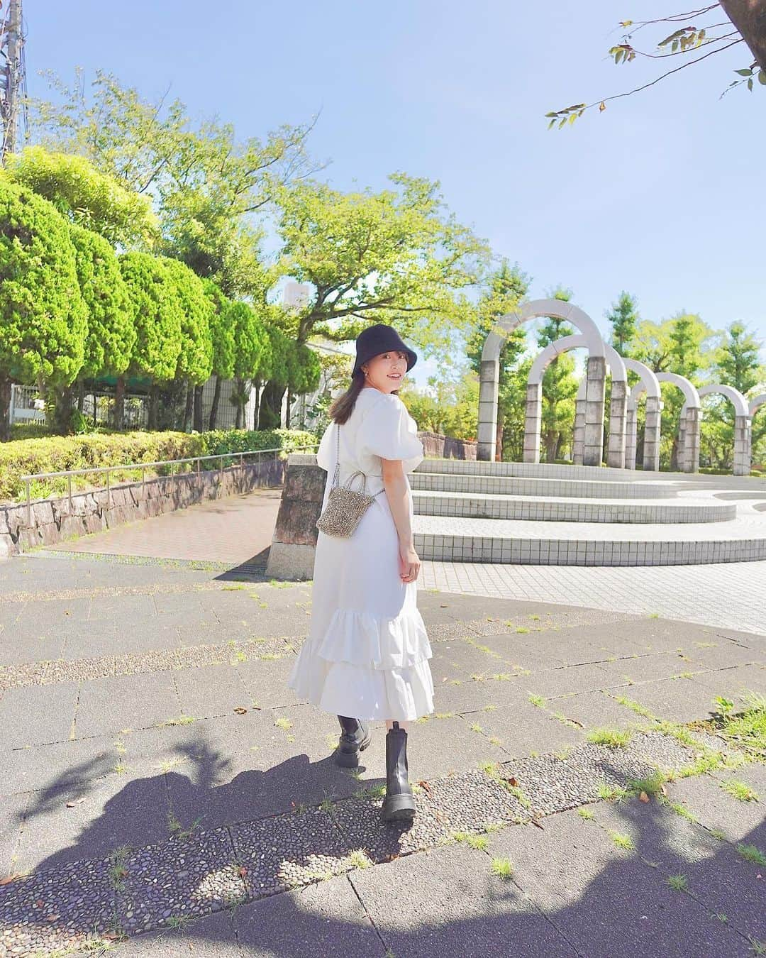 紫帆のインスタグラム：「次男くん妊娠中 最後のマタニティコーデ🤰♡  dress @kobe_lettuce  bag @anteprima_japan  boots @sesto_shoes  hat @uniqlo_jp   産後しばらく外に出られないし 少しでも秋を取り入れたい！🍁🍂 という気持ちでブーツを🥾♡  本当にお腹突き出してる🤣♡ それもまた愛おしい🥺𓈒 𓏸𓈒𓂂𓂃 そしてもう既に懐かしいです·͜· ♡  Instagramで出産報告してから 本当に温かいメッセージを毎日頂き 涙がぽろぽろ…… 😢産後って何で こんな涙腺弱いんでしょうね🥲♥︎  暫くは皆様のお言葉に甘えてゆっくりします😌  毎日パジャマ×すっぴん×メガネ×まとめ髪です(笑) 髪の毛縛れる長さにしといてやっぱり正解🙆‍♀️  妊娠出産は本当に私の人生の中で とても大きな出来事で自分を 成長させてくれた気がします😌  強くなったねって昔から私のことを 見てくださってる方は よく言ってくれるんだけど 本当にそんな気がする☺️  守るべき人がいるって大きいし 母になるって凄いなぁ💭💭  これから先も色々悩む事もあるし 立ち止まる事もあるかもしれない。 どんだけ考えても悩んでも私の人生。  人のものではなく自分のもの。 比べたところでその人にはなれないし 人の人生を歩むことはできない。 自分の選択を信じて頑張ろうと思います👍  焦らず少しずつ。子育てを通して 更に成長出来たらいいな😌✷  急な自分語り🤣←  今晩も夜間授乳頑張るぞ〜☺️ みんなも無理せず自分のペースで☺︎  本日YouTube更新しました☺️🎥 編集しながらずっと泣いていました🥲  いつも本当に温かいメッセージありがとうございます🙇‍♂️   #マタニティコーデ  #臨月  #臨月コーデ  #妊婦コーデ  #妊娠10ヶ月  #正産期  #神戸レタス  #アンテプリマ  #ママコーデ  #マタママ  #男の子ママ  #ユニクロ  #ユニクロコーデ  #ブーツコーデ  #秋コーデ」