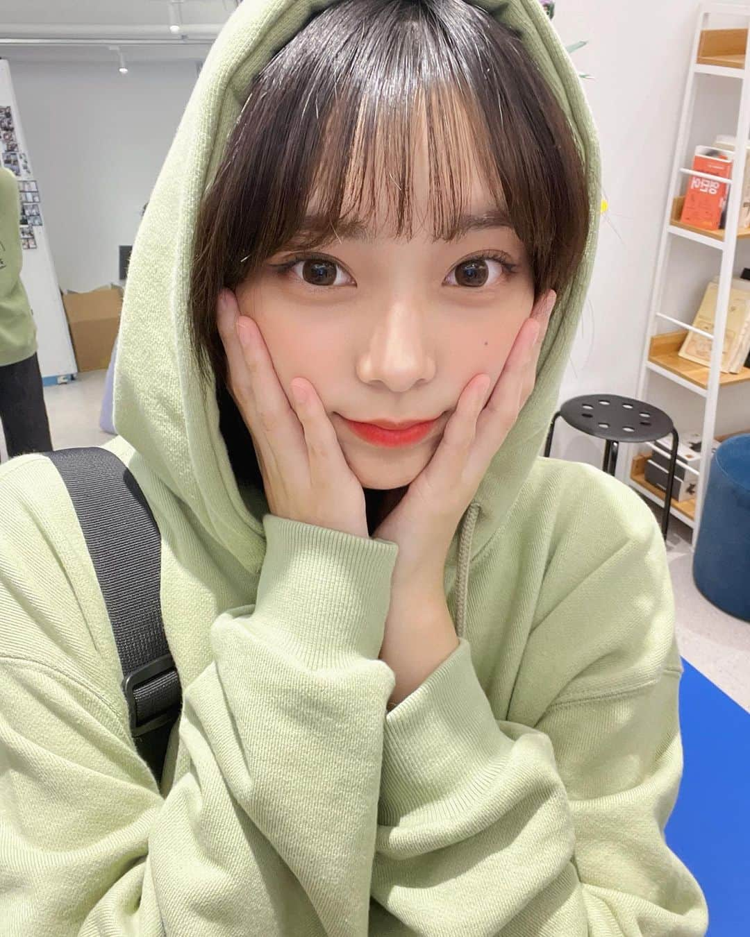 李始燕さんのインスタグラム写真 - (李始燕Instagram)「🐸  #후드티 요즘 딱 좋아💚」9月26日 20時04分 - siyo.co.kr