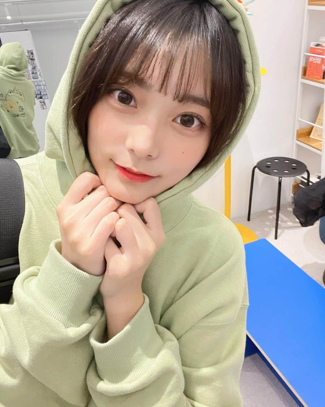 李始燕さんのインスタグラム写真 - (李始燕Instagram)「🐸  #후드티 요즘 딱 좋아💚」9月26日 20時04分 - siyo.co.kr