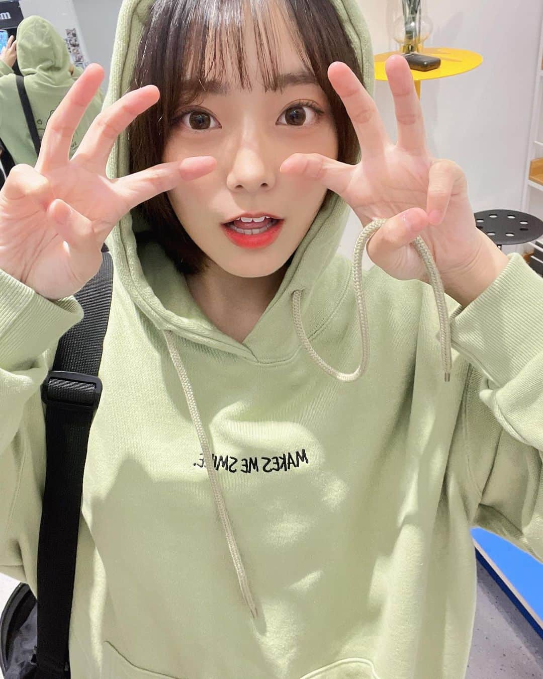 李始燕さんのインスタグラム写真 - (李始燕Instagram)「🐸  #후드티 요즘 딱 좋아💚」9月26日 20時04分 - siyo.co.kr