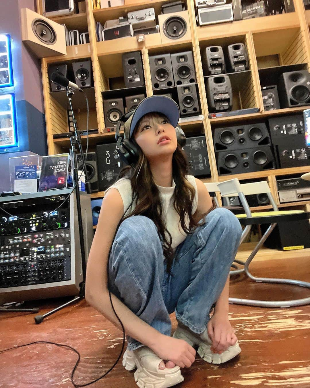 希帆のインスタグラム：「音楽って楽しい🙂 次の曲、思い入れ強すぎて 人生はじめてマイクを買ってしまいました✌🥶🥵🫣🤯  69000円 きほにとっては久々の高い買い物🥶😬💙  2年前から欲しくてやっとGET🎙️ キュウリみたいでかわちい😬🥒  9月28日、、、、、、 ドキドキする🙂。。」