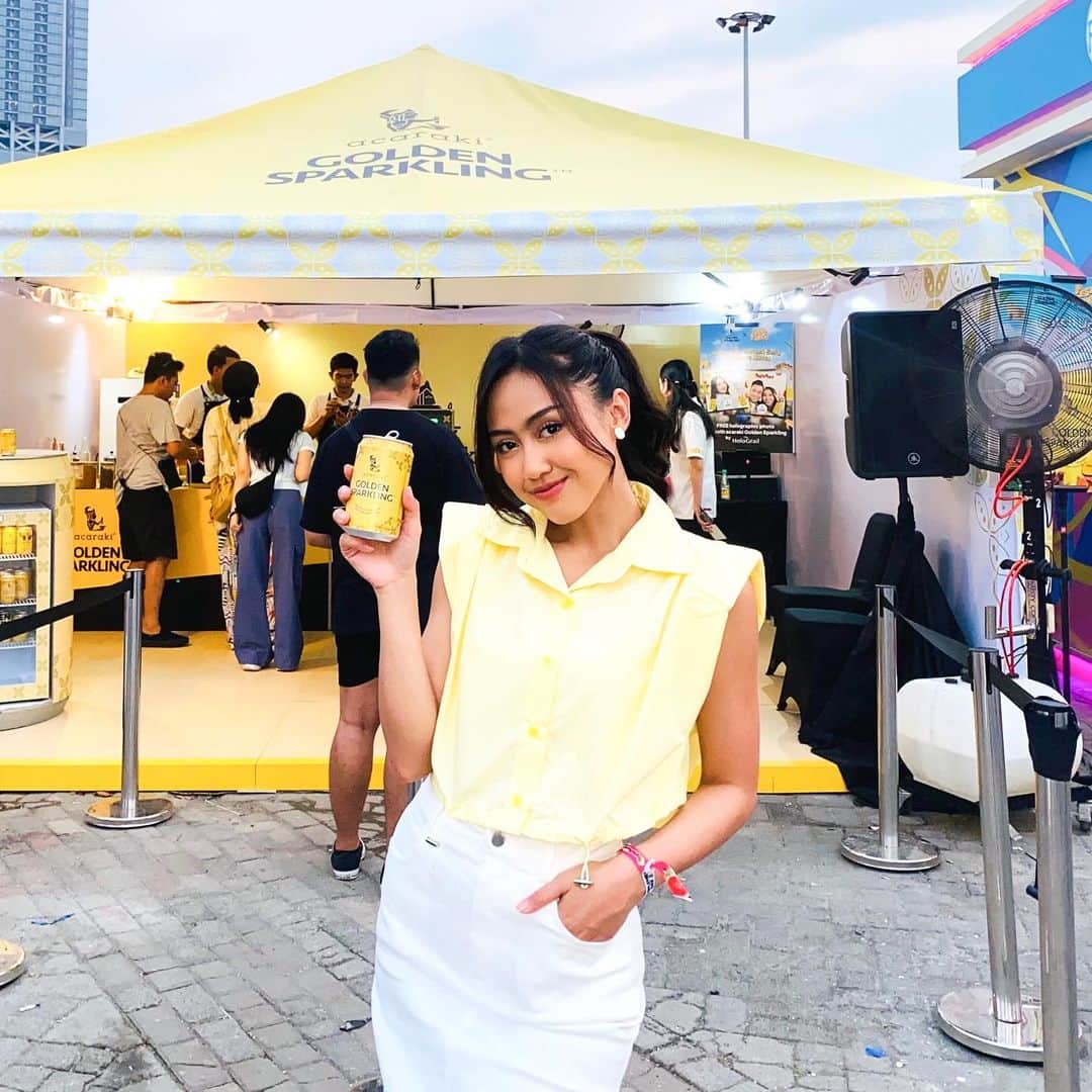 のインスタグラム：「Seruuu banget weekend kemarin di @pestapora bareng @acaraki.sparkling ! Ditambah bisa ketemu sama banyak orang dan foto bareng..✨🙈   Meskipun panas terik dan geraaah, jadi seger banget minum acaraki Golden Sparkling, minuman jamu yang membantu meningkatkan kesehatan badan kita dan rasanya enak banget! Nagiiiih 😍  Yuk cobain Acaraki Golden Sparkling! Minum jamu jadi hepiiii✨  #YourGoldenMoment #acarakiGoldenSparkling #GoldenSparkling #Jamuacaraki #Jamu #pestapora」