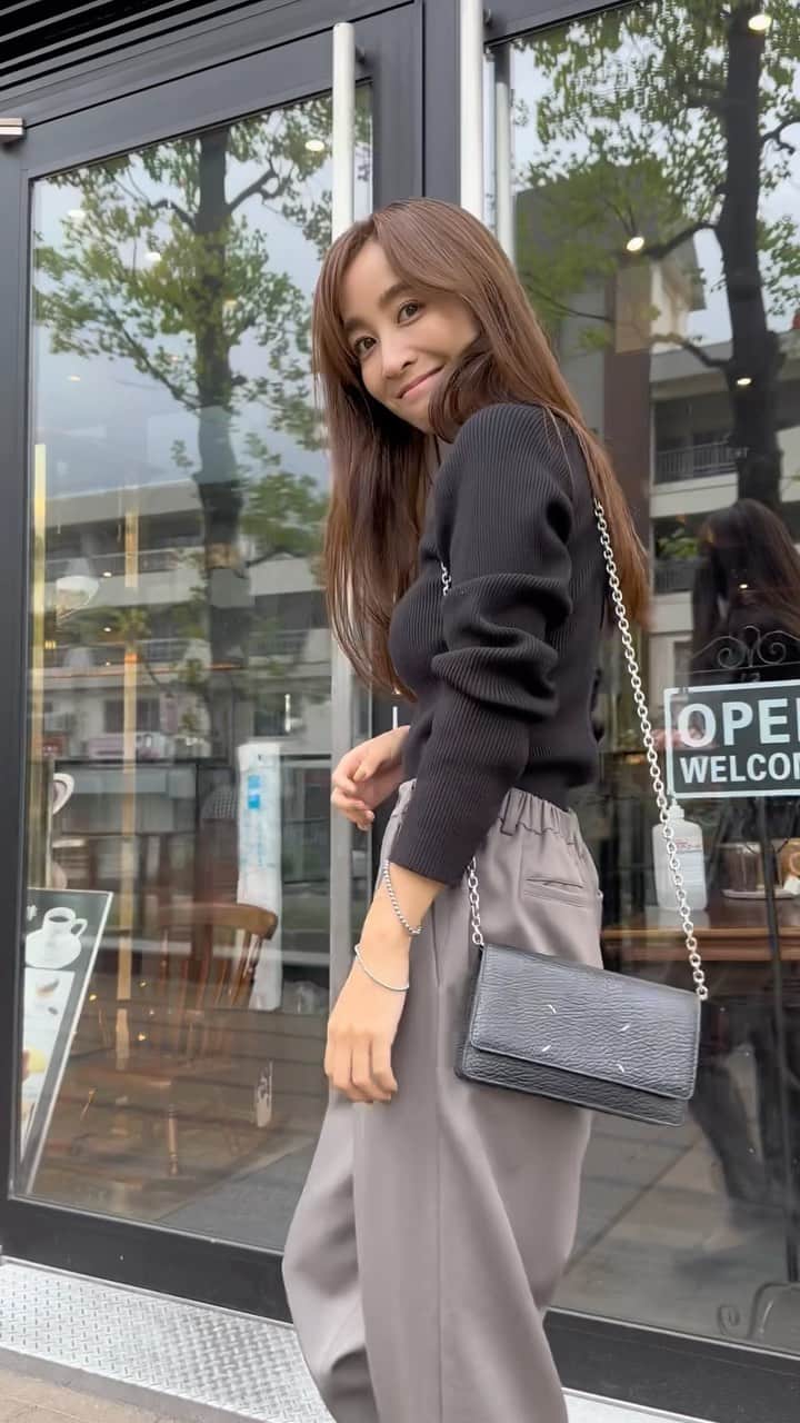 木口亜矢のインスタグラム：「Chef pants gray🩶 履いてるだけでまわりと差がつく お洒落パンツが欲しくて コックさんか履いてる シェフパンツを元に作ったパンツ  アクセサリーは @hinahina.official.ec の 新作のネックレスとブレスレット なんでも合わせやすいデザインがお気に入り♡ 明日から名古屋の三越でPOPUPをするみたいなので 名古屋のみなさん、生まあこちゃんに会えるチャンスです♡ @maako_hinahina   pants  @anne__jp  Chef pants   160cm  S size着用  color  black 　　　gray  size  S.M unisex pants  size」