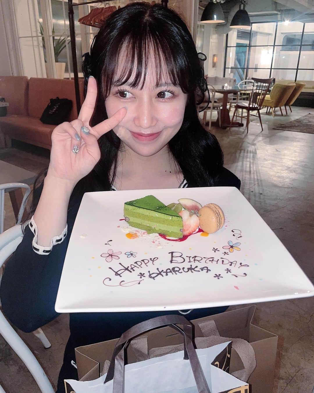 上野遥のインスタグラム：「☪︎⋆｡˚✩  先日、結衣とまりなとまりなの妹たんが お誕生日のお祝いしてくれました🫶🏻  とーーっても嬉しくて時間があっという間に過ぎてしまった🥹  いつもありがとううう🤍幸せだあ！」
