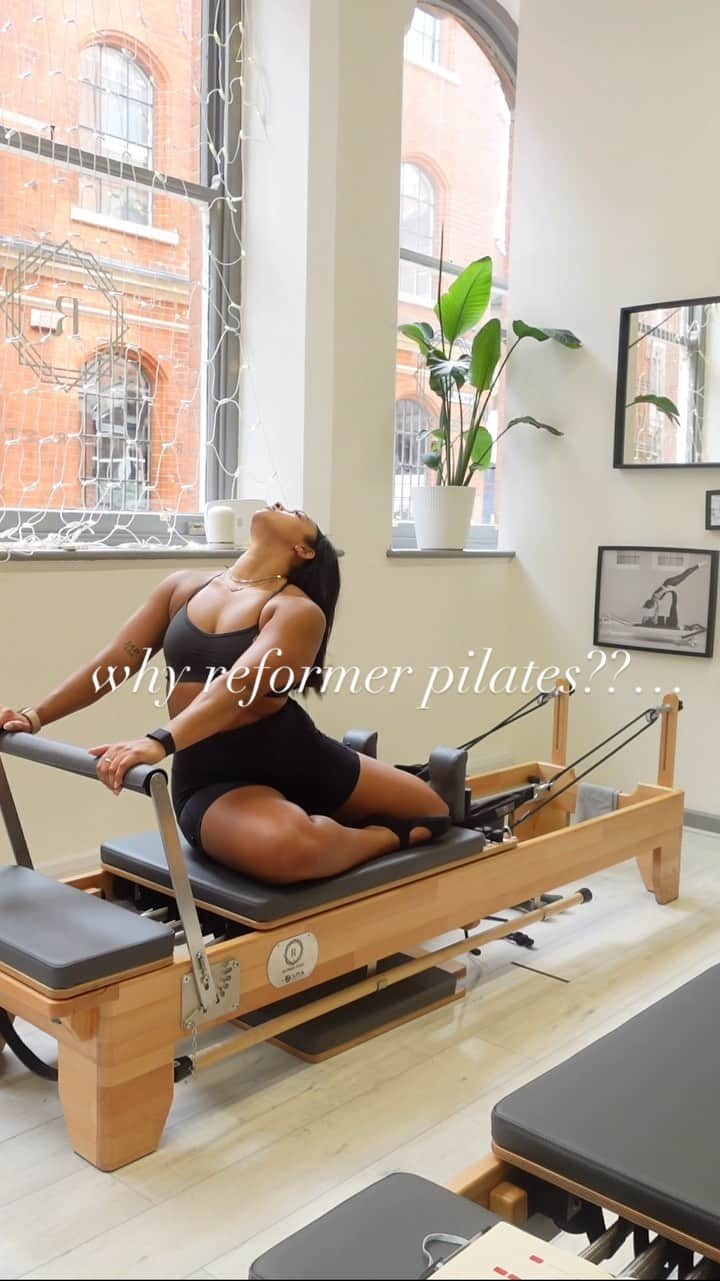 エリッサ・ダウニーのインスタグラム：「4 Key Benefits Of Pilates🧘🏽‍♀️✨🎧   1. Improve alignment and posture.  A lot of people don’t realise how bad there body alignment is. Wether it’s from previous injuries or day to day sitting at a desk. It’s so important to keep your alignment and posture in the correct place. Which a core pilates style is all about lengthening the spine throughout every movement.  2. Improves Strength and flexibility.  Pilates really does hit so many aspects of training and these ones are key. The strength element especially. It’s a lot of isolated movements that when for eg. You doing a compound lift like a squat, you don’t realise how much you need to fire up every single muscle. Flexibility is a great part of reformer in terms of opening up and releases off the muscles the just come from daily activities!   3. Breath work.  This has been a huge one for me as I didn’t realise how much I struggles to breath correctly (I know sounds crazy😅) but really focus on when is the correct time to inhale and exhale during an exercise has really changed how I breathe during my other workouts like weight training and HIIT.   4. Mindfulness. I think this flows nicely on from breath work as whenever I’m doing pilates it’s amazing to centre the mind and my body together and really realise how powerful and amazing the body is for all the movements it can do! And if you have a busy schedule finding that time in the day to slow down and do some low impact exercise is great!     So if you’ve not ever tried pilates before, maybe book yourself onto a class and see how you find it. It’s definitely an investment piece and not a quick fix by any means. It’s a process to improving all these key things I’ve mentioned🫶🏽   My DM’s are always open if you have any questions at all!  PS. @thereformerstudio have tons of classes every week and offers atm ✨ @oneractive」