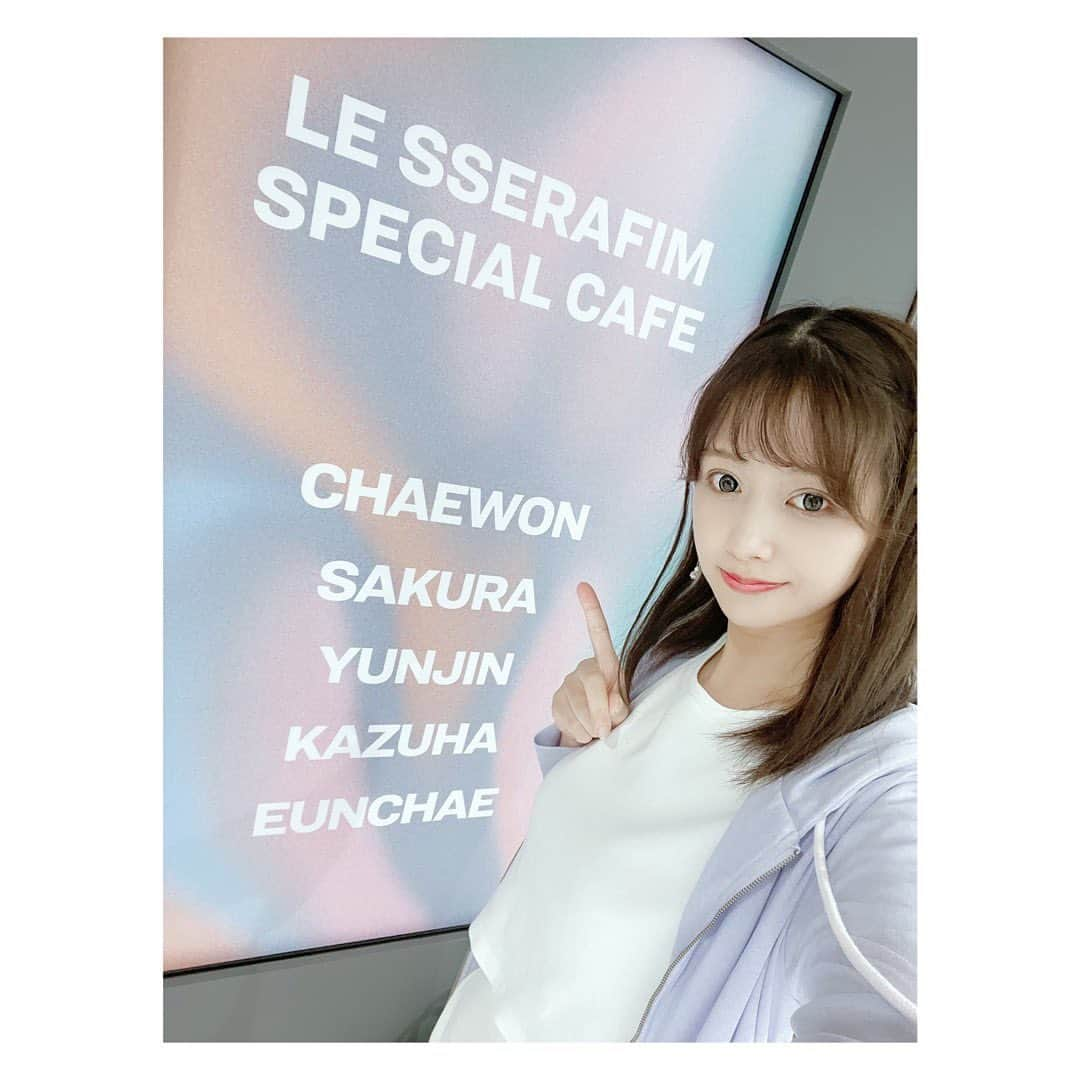 小河結香さんのインスタグラム写真 - (小河結香Instagram)「LE SSERAFIM SPECIAL CAFE🪽❤️‍🔥  ルセラのカフェ1人参戦❣️ 本日はチェウォナの日💜 ずっとMV流れてて楽し過ぎた😍 グッズ全敗したからまた通う💸 次はユンジン氏の頼みたい💚  隣で呪術カフェやってて ユンジン氏〜🥰って心の中で叫んだ⚡️ あのビジュでアニオタとか最強か⁉️  どなたか一緒に行ってくれたり チェウォン&ユンジンと交換してくださる方 いらっしゃらないかなぁ💨  出るまで通います👊  #ルセラカフェ #ピオナ #チェウォン推し #ユンジン推し #lesserafim_special_cafe #推し活 #推し事 #オタ活 #ゆんのヲタ活記録 #피어나」9月26日 20時17分 - yun2world