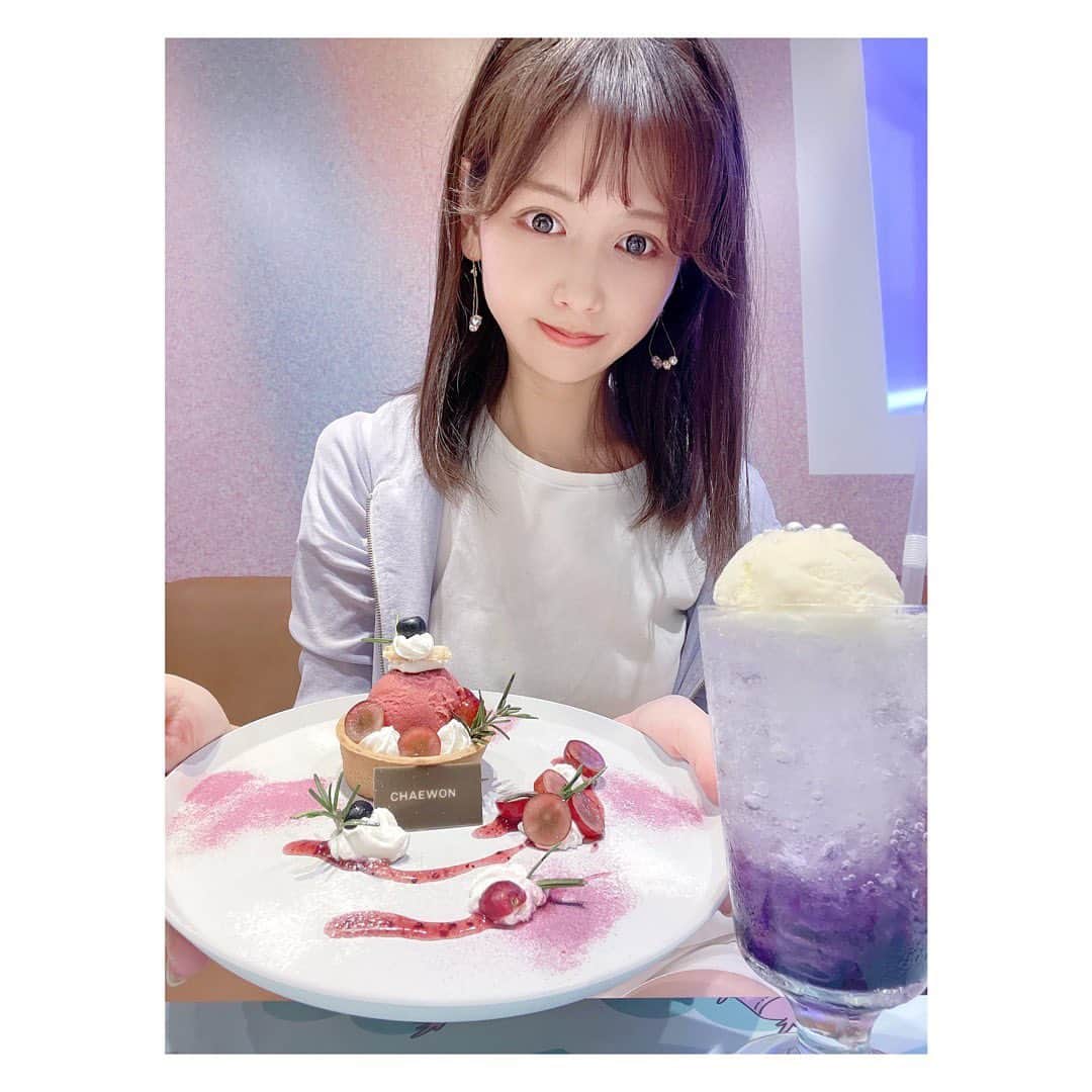 小河結香さんのインスタグラム写真 - (小河結香Instagram)「LE SSERAFIM SPECIAL CAFE🪽❤️‍🔥  ルセラのカフェ1人参戦❣️ 本日はチェウォナの日💜 ずっとMV流れてて楽し過ぎた😍 グッズ全敗したからまた通う💸 次はユンジン氏の頼みたい💚  隣で呪術カフェやってて ユンジン氏〜🥰って心の中で叫んだ⚡️ あのビジュでアニオタとか最強か⁉️  どなたか一緒に行ってくれたり チェウォン&ユンジンと交換してくださる方 いらっしゃらないかなぁ💨  出るまで通います👊  #ルセラカフェ #ピオナ #チェウォン推し #ユンジン推し #lesserafim_special_cafe #推し活 #推し事 #オタ活 #ゆんのヲタ活記録 #피어나」9月26日 20時17分 - yun2world