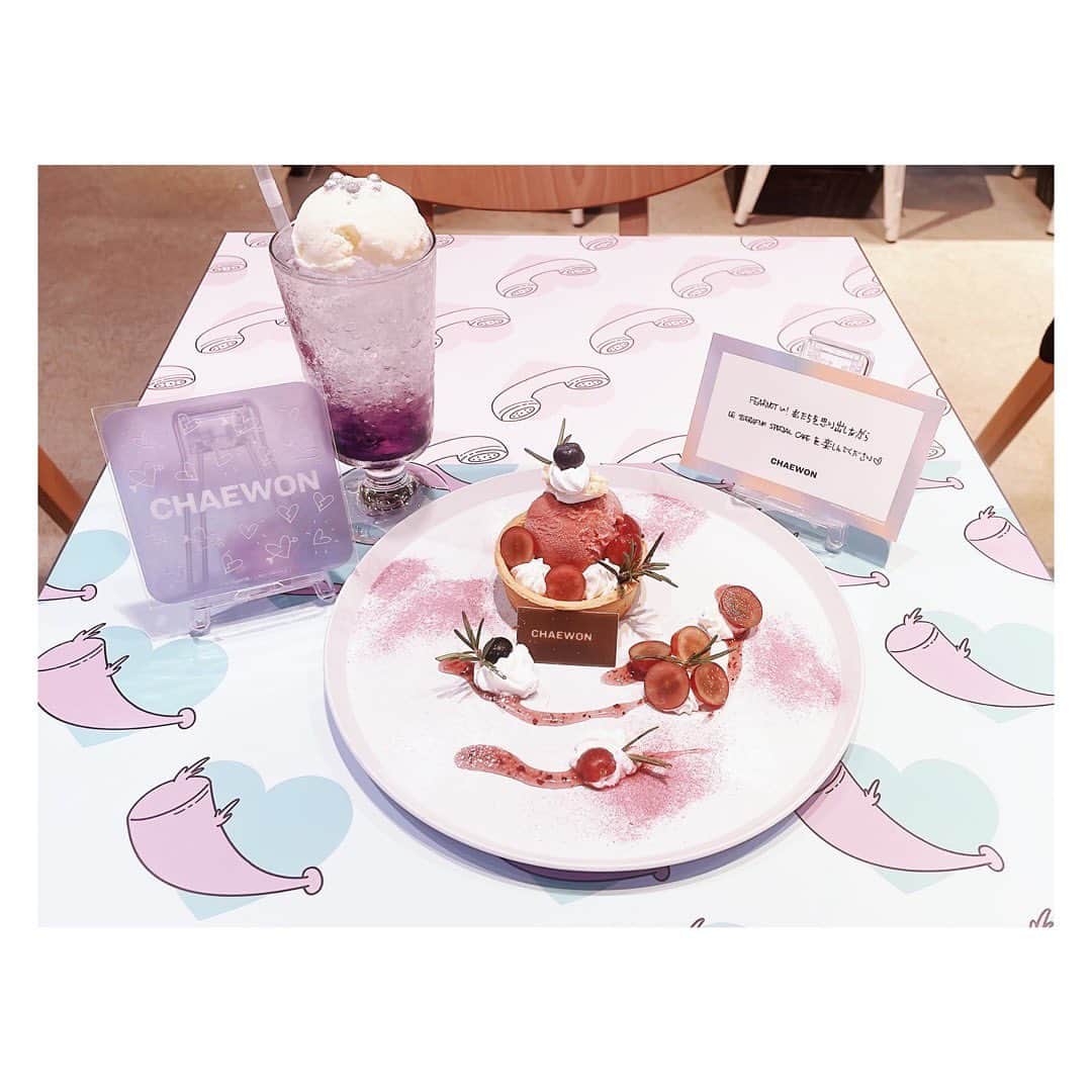 小河結香さんのインスタグラム写真 - (小河結香Instagram)「LE SSERAFIM SPECIAL CAFE🪽❤️‍🔥  ルセラのカフェ1人参戦❣️ 本日はチェウォナの日💜 ずっとMV流れてて楽し過ぎた😍 グッズ全敗したからまた通う💸 次はユンジン氏の頼みたい💚  隣で呪術カフェやってて ユンジン氏〜🥰って心の中で叫んだ⚡️ あのビジュでアニオタとか最強か⁉️  どなたか一緒に行ってくれたり チェウォン&ユンジンと交換してくださる方 いらっしゃらないかなぁ💨  出るまで通います👊  #ルセラカフェ #ピオナ #チェウォン推し #ユンジン推し #lesserafim_special_cafe #推し活 #推し事 #オタ活 #ゆんのヲタ活記録 #피어나」9月26日 20時17分 - yun2world