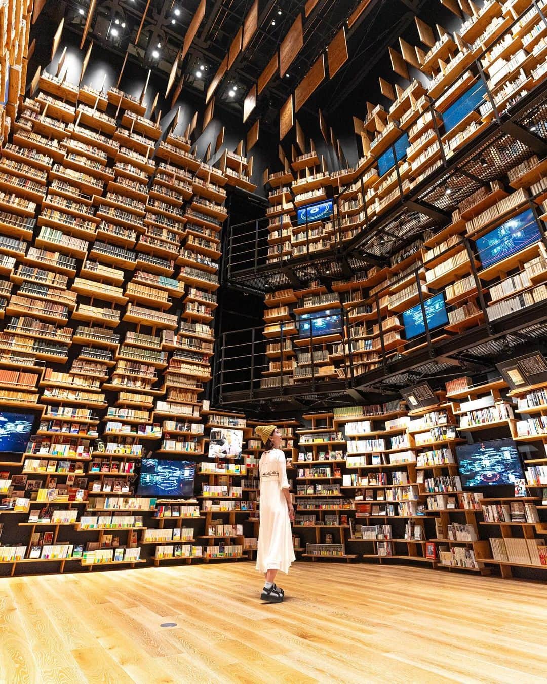 詩歩さんのインスタグラム写真 - (詩歩Instagram)「本好きにはたまらない！埼玉県にある #本棚劇場 へ📚A Must Visit for Book Lovers! I had a great time at the #BookshelfTheatre ,opening near Tokyo in 2020.  2020年にオープンした #角川武蔵野ミュージアム 。コロナ禍だったこともあって行けていなかったのだけど、念願かなって今回訪問してきました！  施設自体は、複合文化ミュージアムとして館内全体が美術・博物・図書が横断的に展示されている施設。設計はあの #隈研吾 が担当していて、高さ30mの巨大な岩をモチーフにしていてとてもユニーク！  中でも私が楽しみにしていたのが #本棚劇場 。  高さ8メートルまでびっしりと並べられた、寄贈された貴重な書物の数々。その数なんと3万冊！互い違いになった棚は複雑な構造をした脳の構造をイメージしているそうで、360度ぐるりと書物に囲まれる空間は読書好きにはたまりません…🤤（館内は動画撮影NG）  本棚劇場以外のエリアも広くて、1日、いや1週間いても私は楽しみ尽くせないなと思いました😂（マンガも読み放題！ここは天国ですか？）  じつはわたし大学があった関係で4年間 所沢市民でした。（駅前のSEIYU懐かしい！下山口のバー◯ヤンでバイトしてました！笑）何者でもなかったけど何かに抗いたかった18歳の日々に思いを馳せた、ちょっぴりノスタルジックな旅でした。  @kadokawa_culture_museum  The #KadokawaMusashinoMuseum opened in 2020. Located in #Tokorozawa City, #Saitama Prefecture, it is the up-to-date spot around Tokyo that can be reached within an hour from Tokyo by train and bus. The museum itself is a cultural museum complex where art, natural history, and books are exhibited across the entire building. It was designed by #KengoKuma and is based on the motif of a huge 30-meter-high rock, which is very unique!  I was especially looking forward to the #BookshelfTheatre , where a number of rare donated books are lined up in rows up to a height of 8 meters. There were 30,000 books in total! The shelves are arranged in alternating rows to resemble the structure of the brain, and book lovers will love being surrounded by books in a 360-degree circle... The area outside of the bookshelf theater is so large that I would not be able to enjoy it all even if I were there for a week 😂You can also read as many #manga as you want for a day!  🇯🇵 #shiho_saitama  📷 25th Sep 2023 📍埼玉県 角川武蔵野ミュージアム / KADOKAWA Musashino museum, Saitama JAPAN  ©︎Shiho/詩歩」9月26日 20時17分 - shiho_zekkei