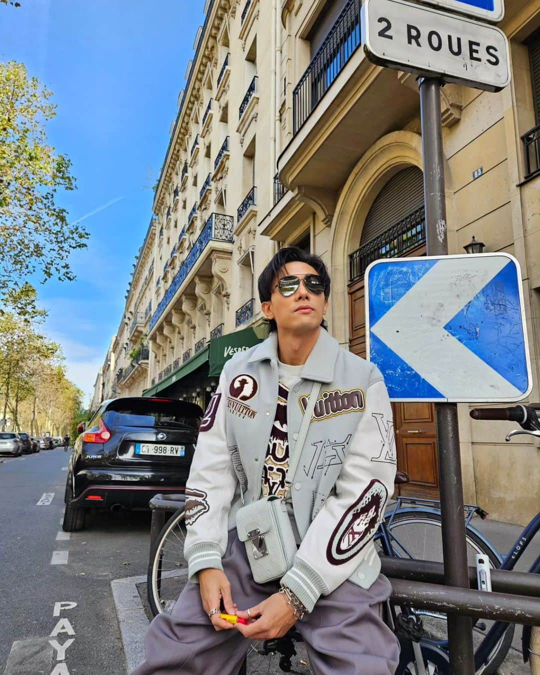 デスモンド・タンのインスタグラム：「Bonjour, Paris! Starting my day with heavenly pancakes and the Parisian street view! 🥞🇫🇷」